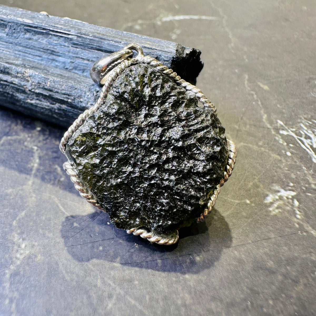 Moldavite Pendant 捷克綠隕石吊墜 | 吊墜 pendant | 側面角度 side angle
