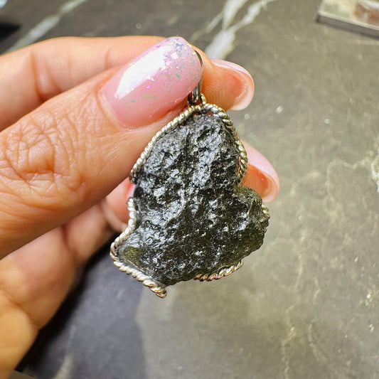 Moldavite Pendant 捷克綠隕石吊墜 | 吊墜 pendant | 正面圖 front view