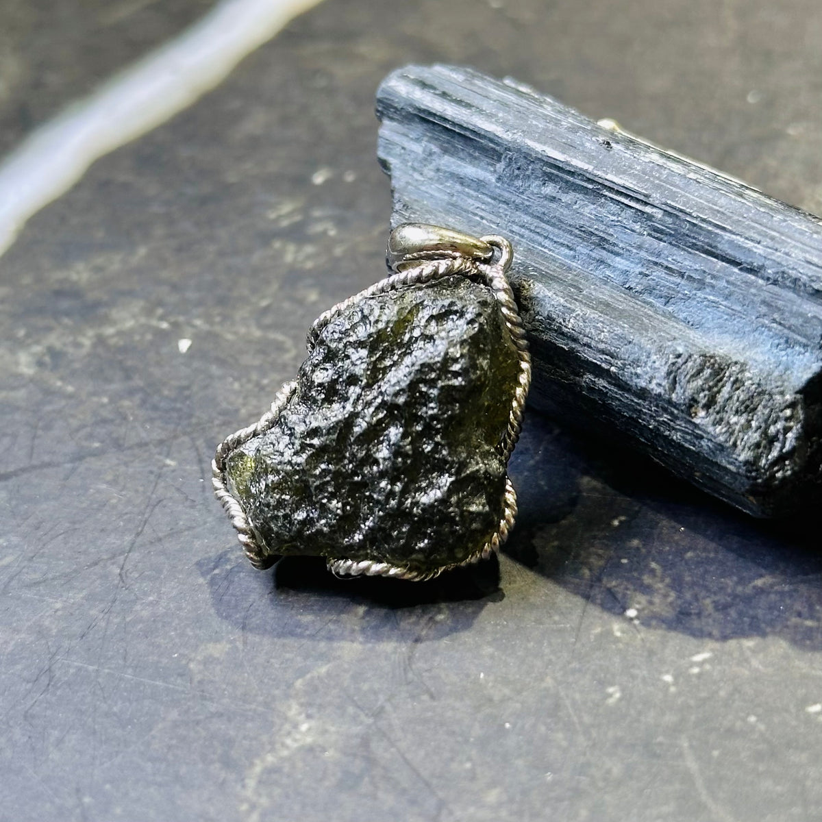 Moldavite Pendant 捷克綠隕石吊墜 | 吊墜 pendant | 側面角度 side angle