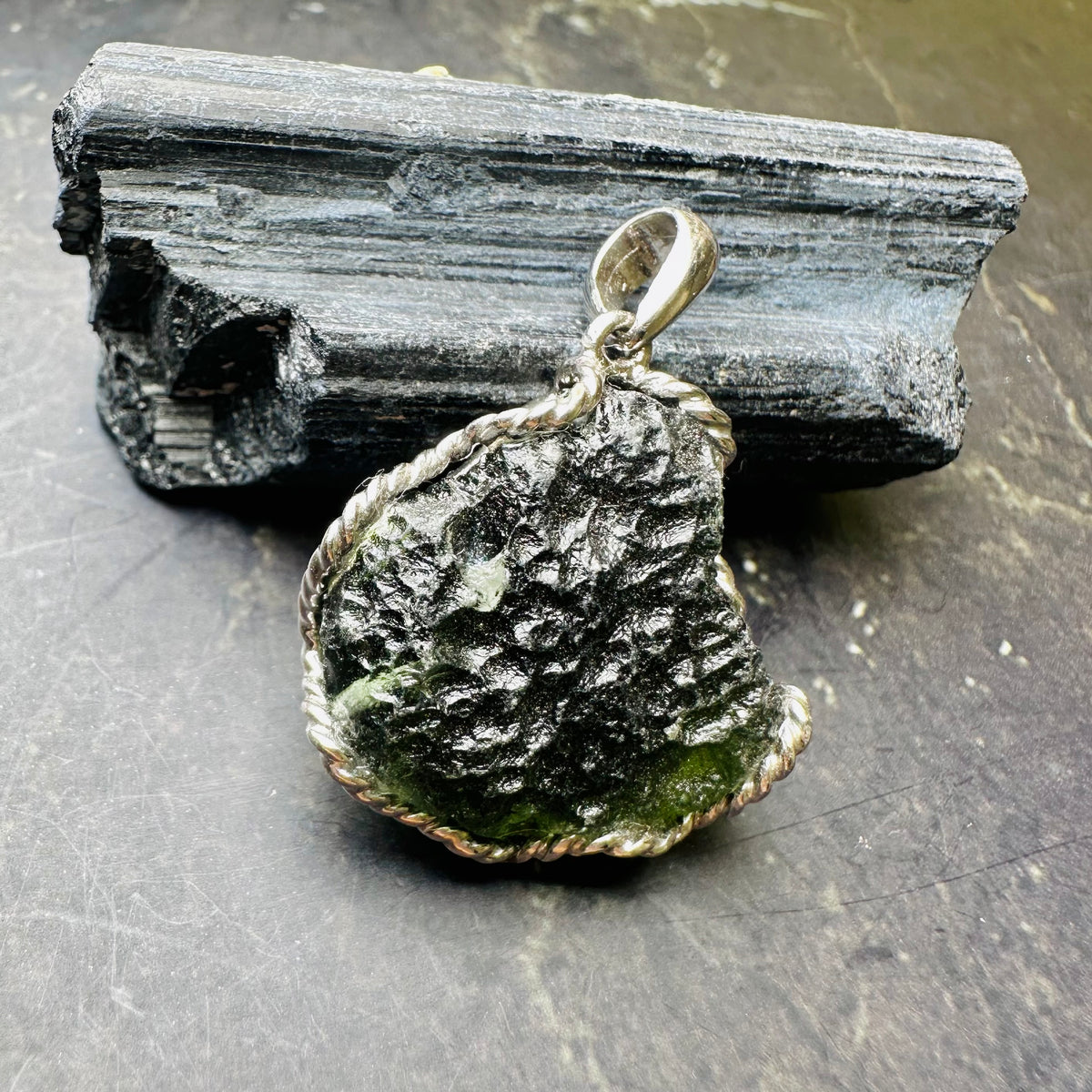 Moldavite Pendant 捷克綠隕石吊墜 | 吊墜 pendant | 細節特寫 close up detail