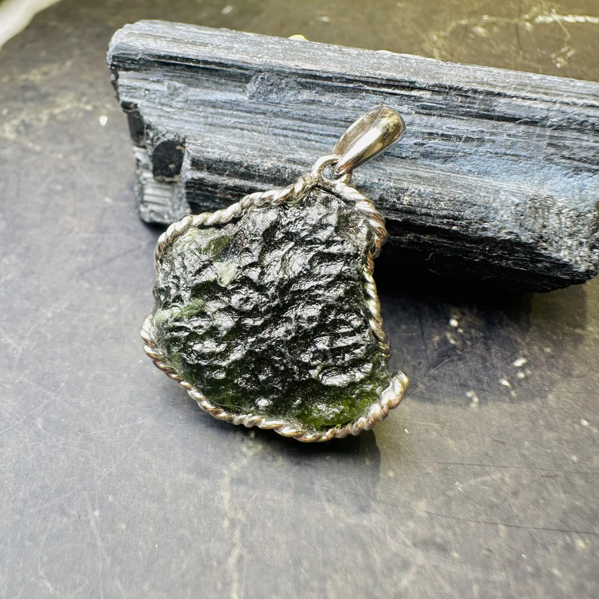 Moldavite Pendant 捷克綠隕石吊墜 | 吊墜 pendant | 正面圖 front view