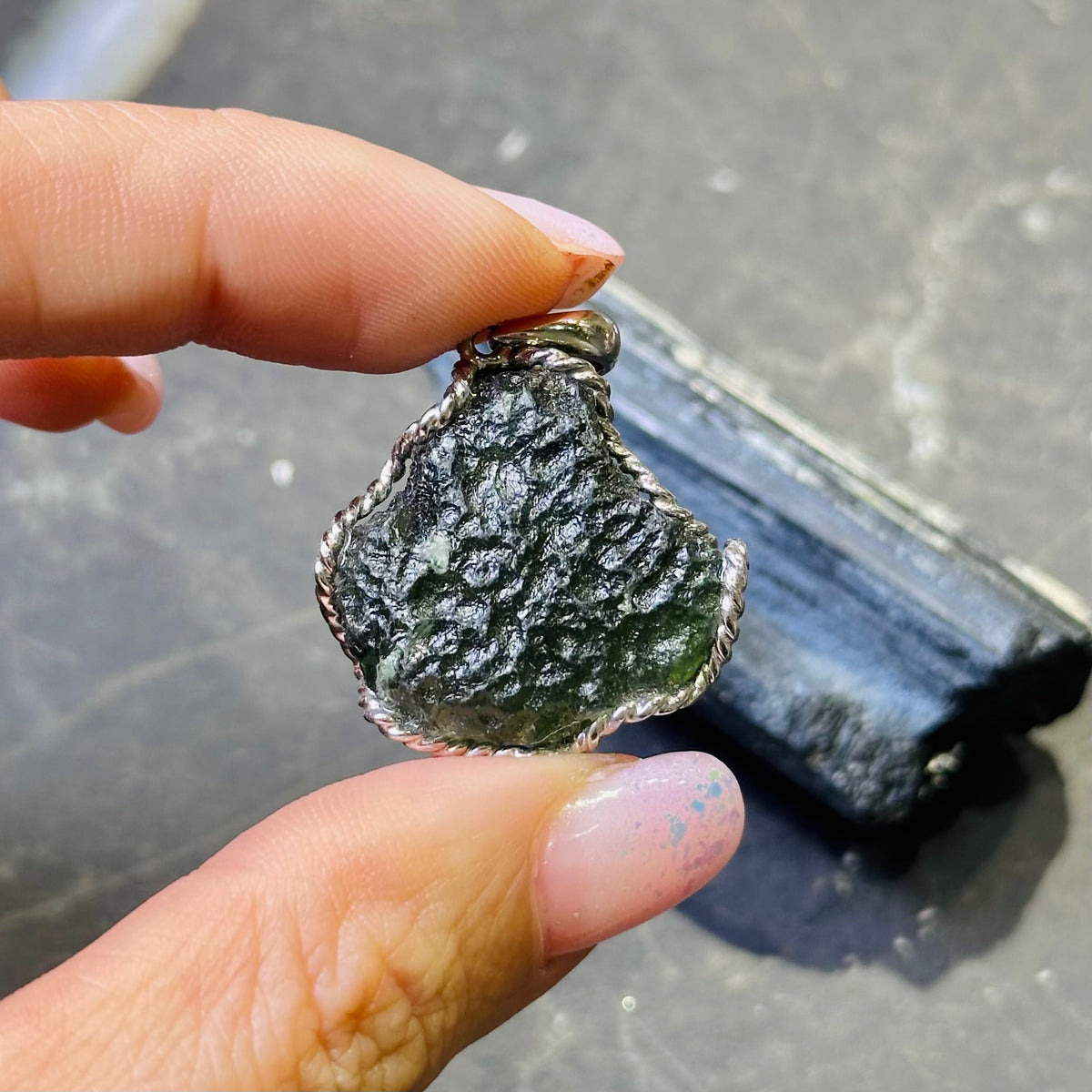Moldavite Pendant 捷克綠隕石吊墜 | 吊墜 pendant | 側面角度 side angle
