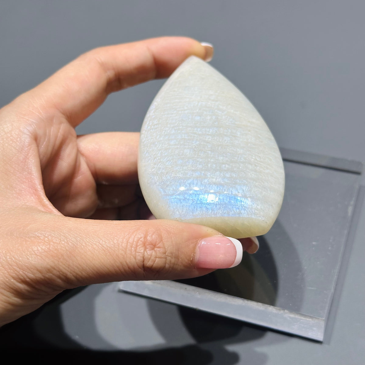 月亮石水滴形擺件 Moonstone | 擺件 decor-piece | 細節特寫 close up detail