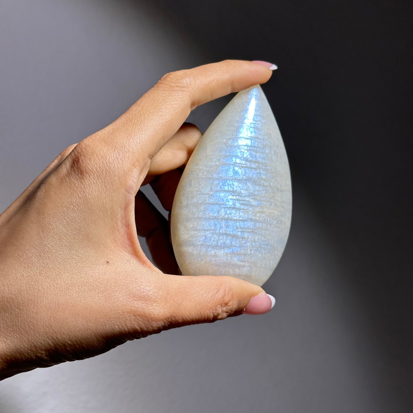 月亮石水滴形擺件 Moonstone | 擺件 decor-piece | 側面角度 side angle