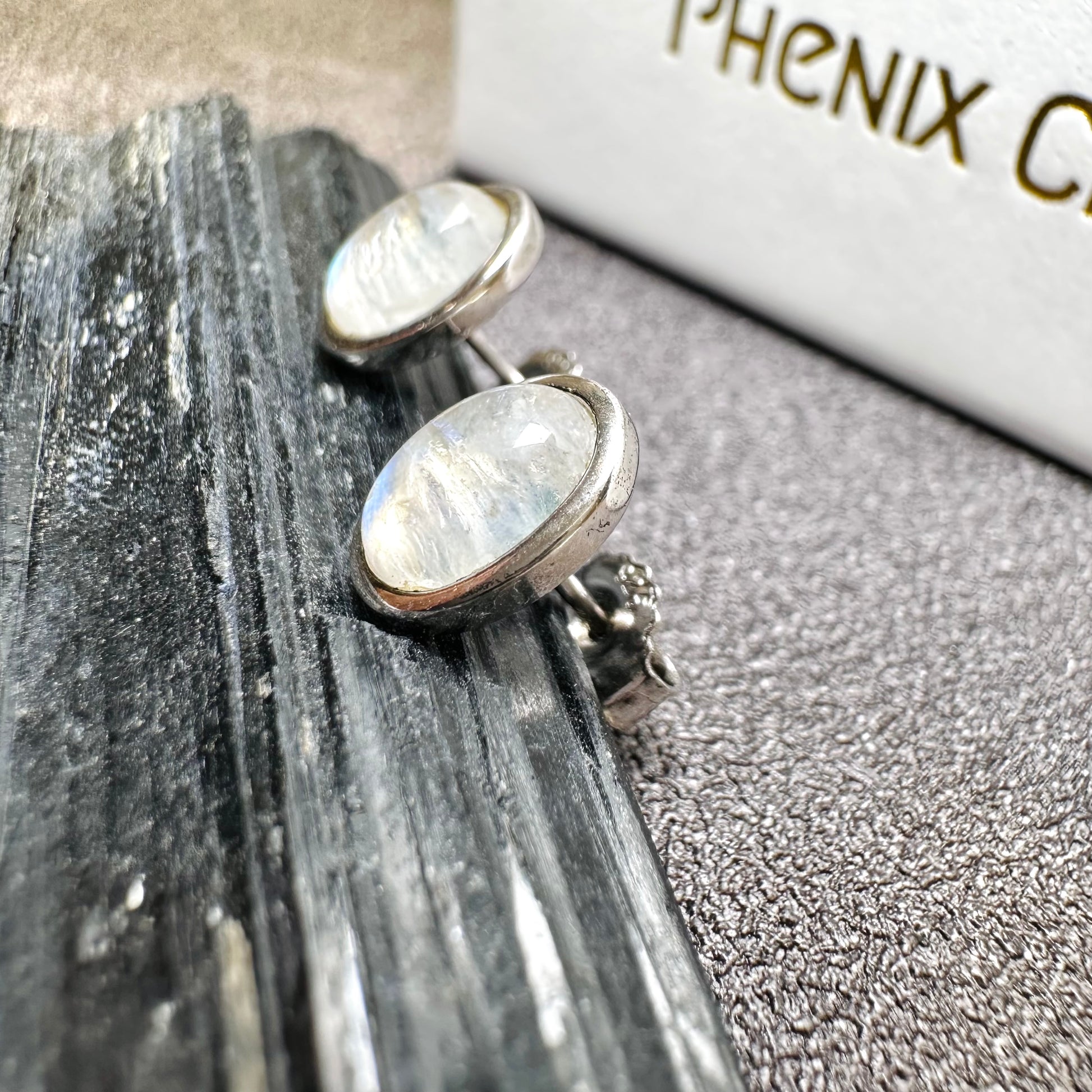Moonstone Earrings 月亮石耳環 | 耳飾 earrings | 細節特寫 close up detail