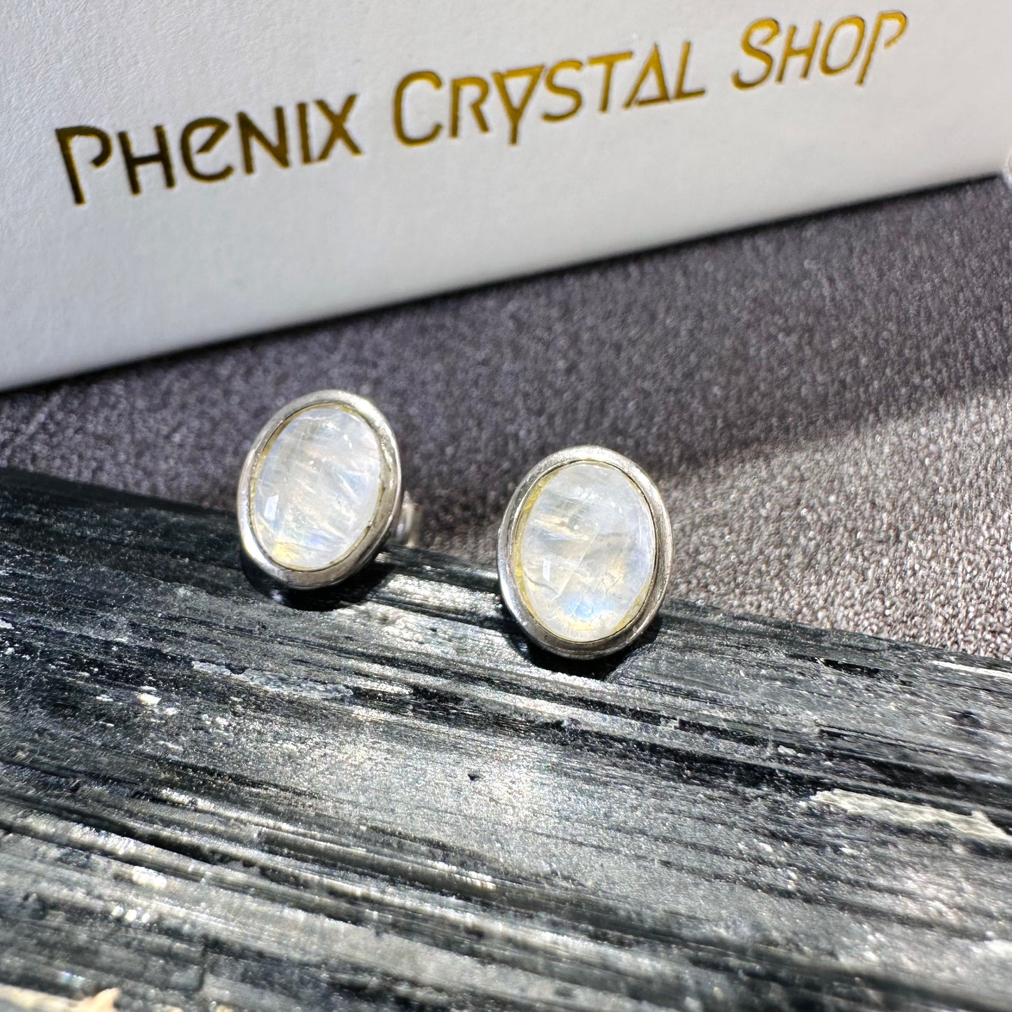 Moonstone Earrings 月亮石耳環 | 耳飾 earrings | 側面角度 side angle