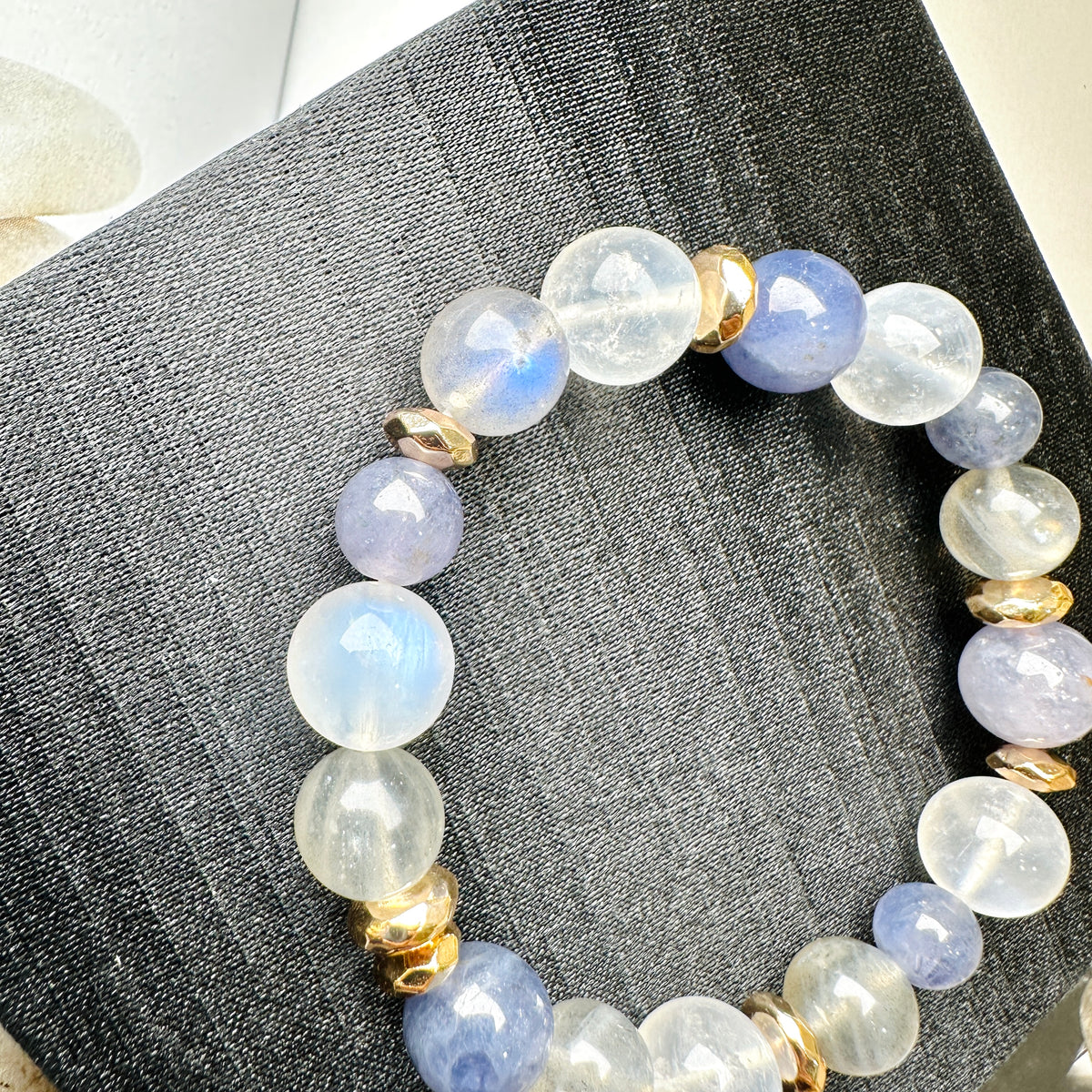 Moonstone Labradorite x Iolite Design Bracelet 月亮石x拉長石x堇青石 設計手串 | 手串 bracelet | 細節特寫 close up detail