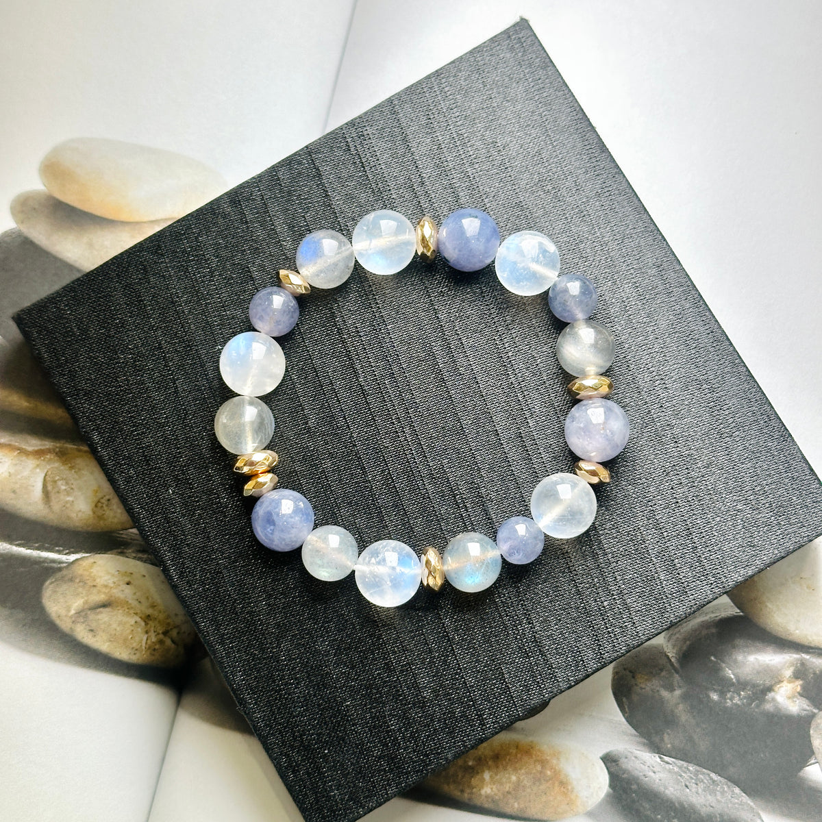 Moonstone Labradorite x Iolite Design Bracelet 月亮石x拉長石x堇青石 設計手串 | 手串 bracelet | 側面角度 side angle