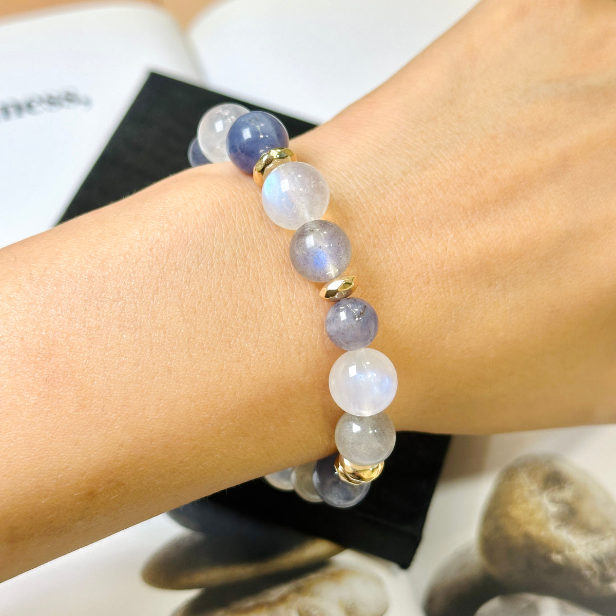 Moonstone Labradorite x Iolite Design Bracelet 月亮石x拉長石x堇青石 設計手串 | 手串 bracelet | 紋理特寫 texture detail