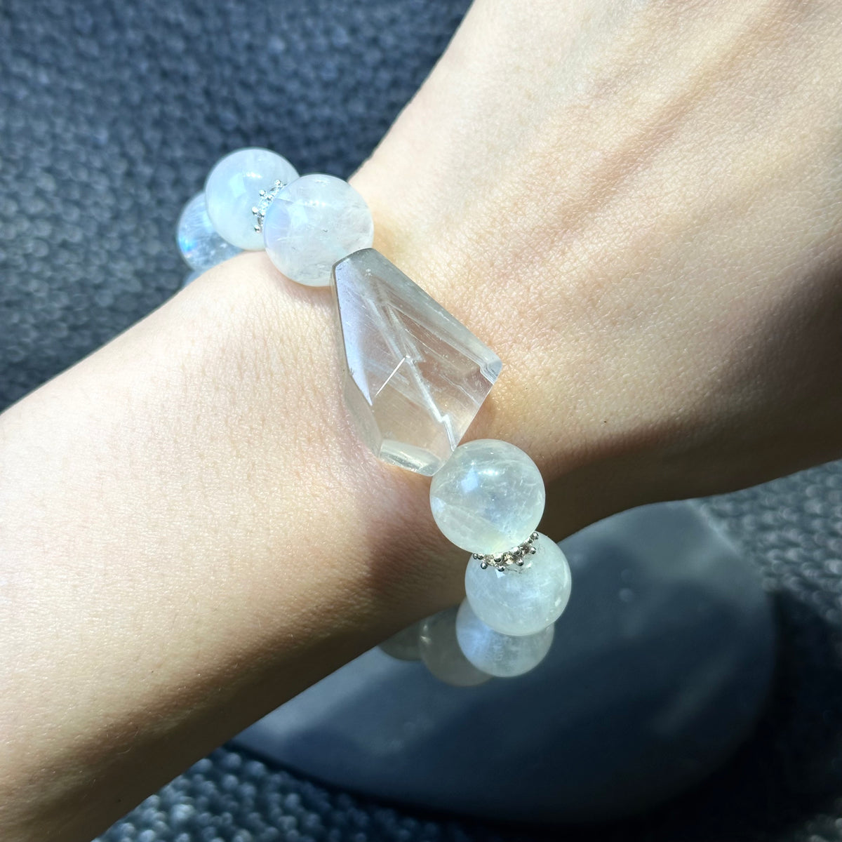 Moonstone x Rabbit Hair Quartz 月亮石x兔毛水晶 | 原礦 raw-crystal | 細節特寫 close up detail
