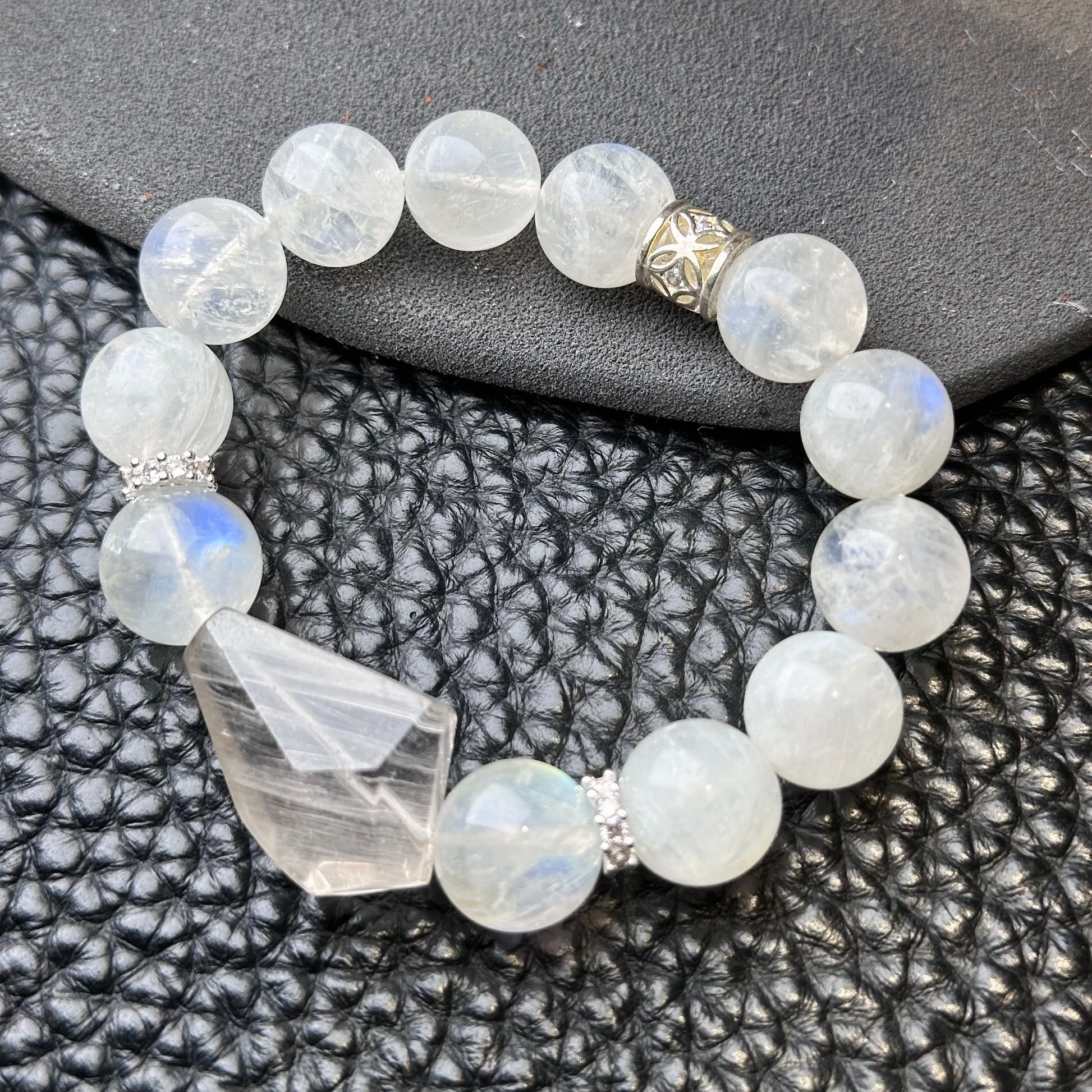 Moonstone x Rabbit Hair Quartz 月亮石x兔毛水晶 | 原礦 raw-crystal | 正面圖 front view