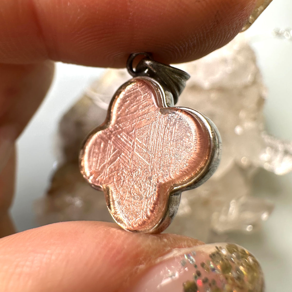 天鐵玫瑰金四葉草吊墜 | 吊墜 pendant | 紋理特寫 texture detail