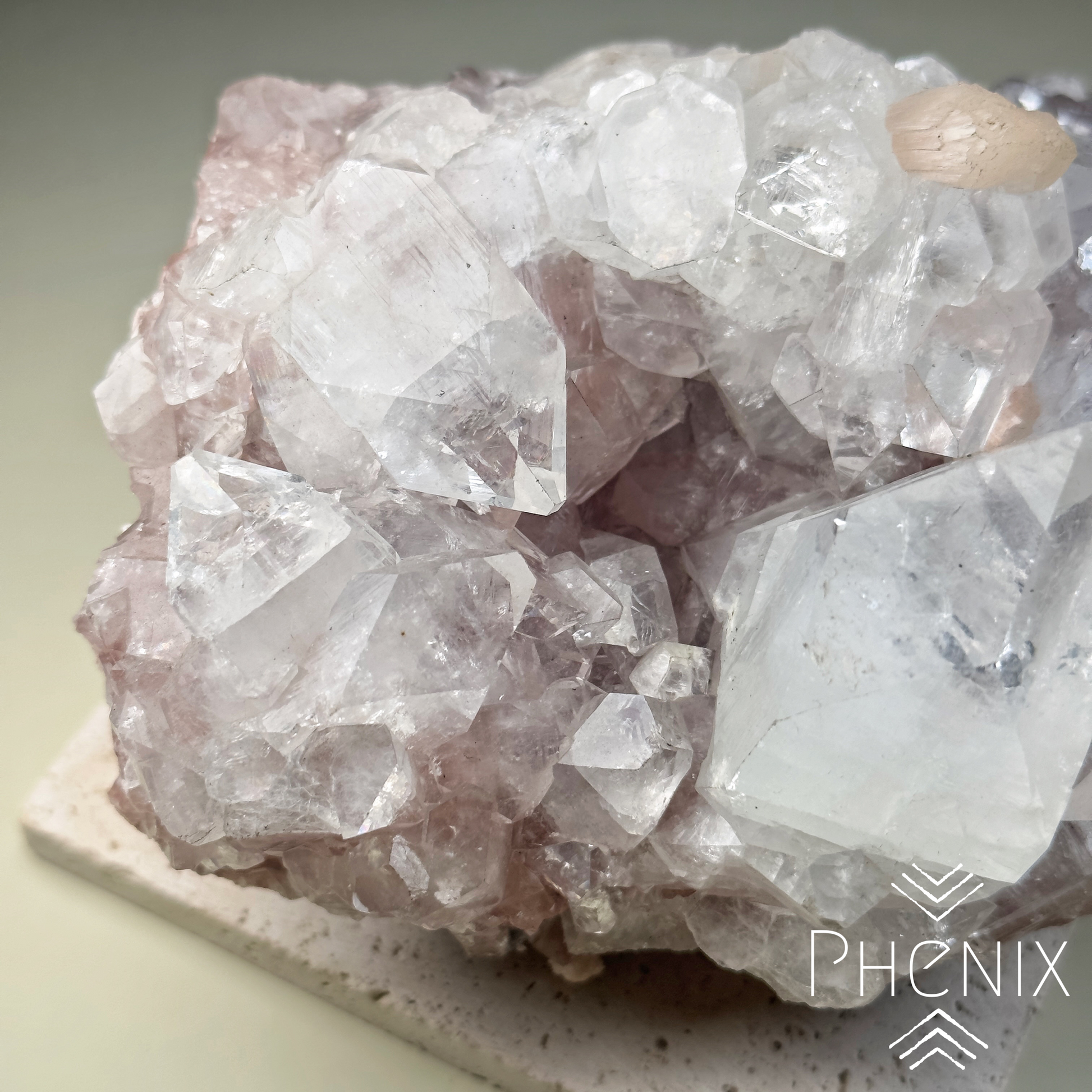 Pink Apophyllite 粉紅魚眼石 | 原礦 raw-crystal | 細節特寫 close up detail