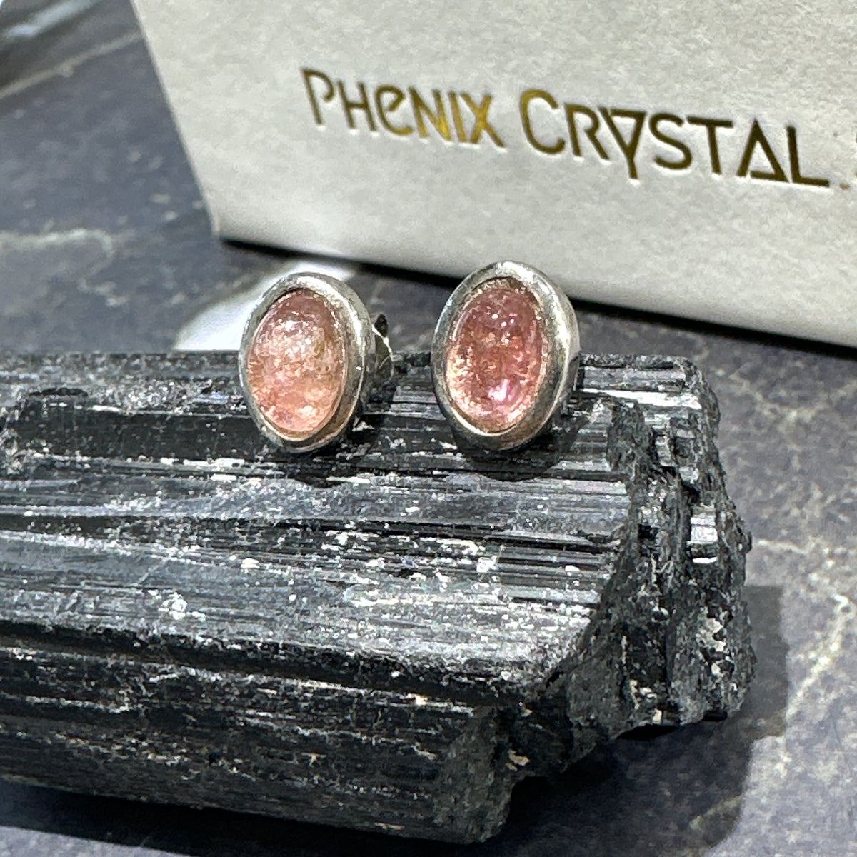 Pink Tourmaline Oval Earrings 粉紅碧璽耳釘橢圓形 | 耳飾 earrings | 細節特寫 close up detail