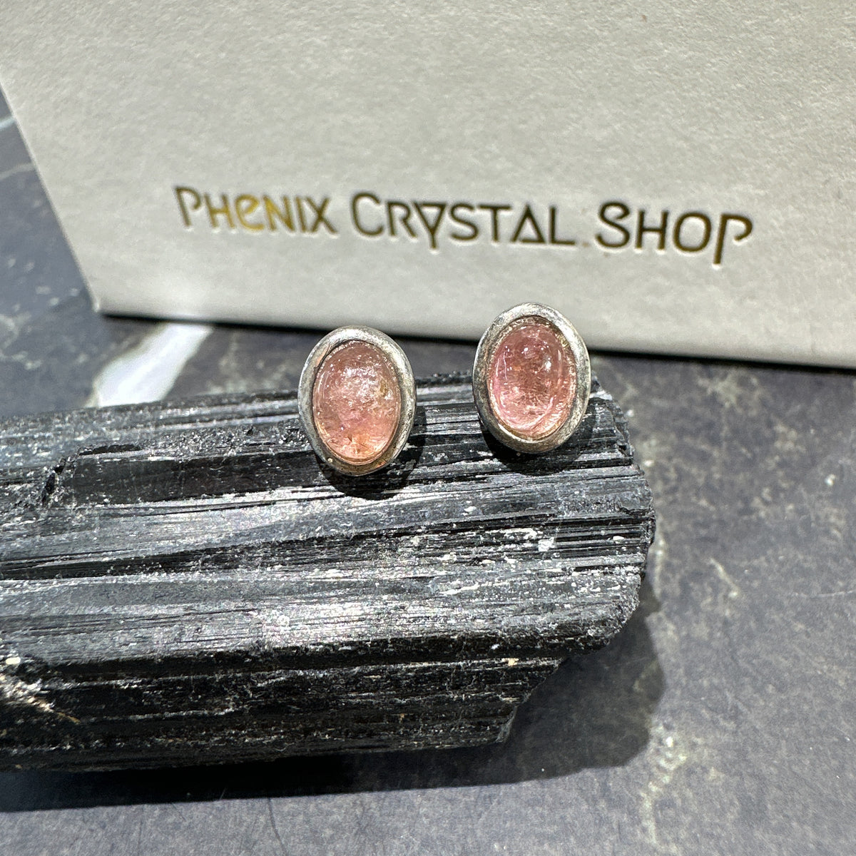 Pink Tourmaline Oval Earrings 粉紅碧璽耳釘橢圓形 | 耳飾 earrings | 側面角度 side angle