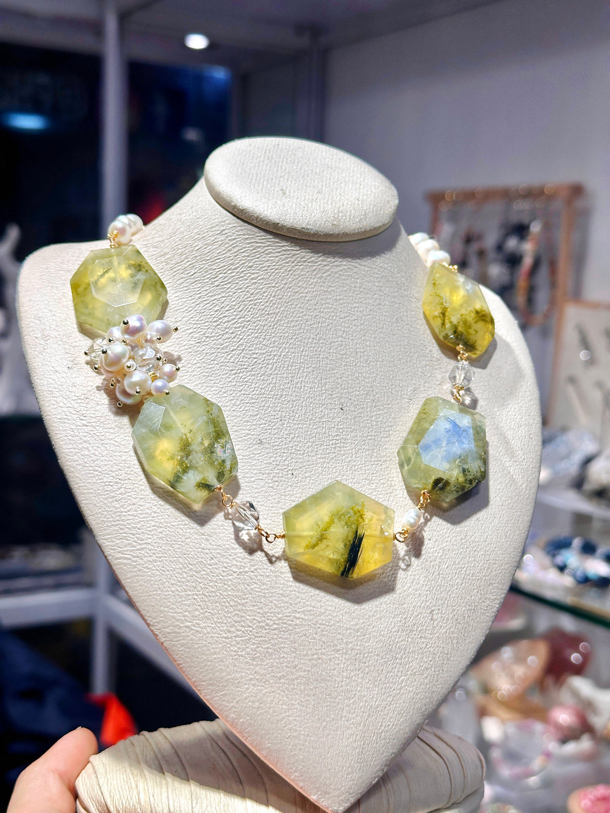 Prehnite and Pearl Necklace 葡萄石 珍珠 項鏈 | 項鏈 necklace | 側面角度 side angle