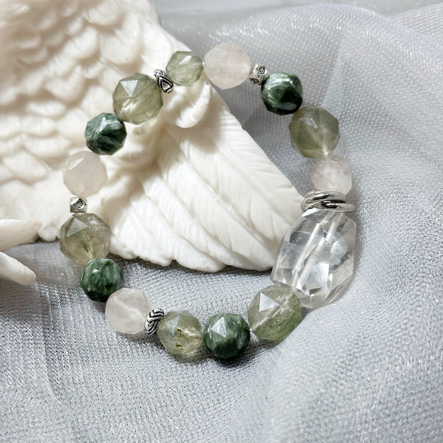 Rabbit Hair Rutilated x Green Rutilated x Seraphinite 兔毛水晶 x 綠髮晶 x 綠龍晶 | 原礦 raw-crystal | 正面圖 front view