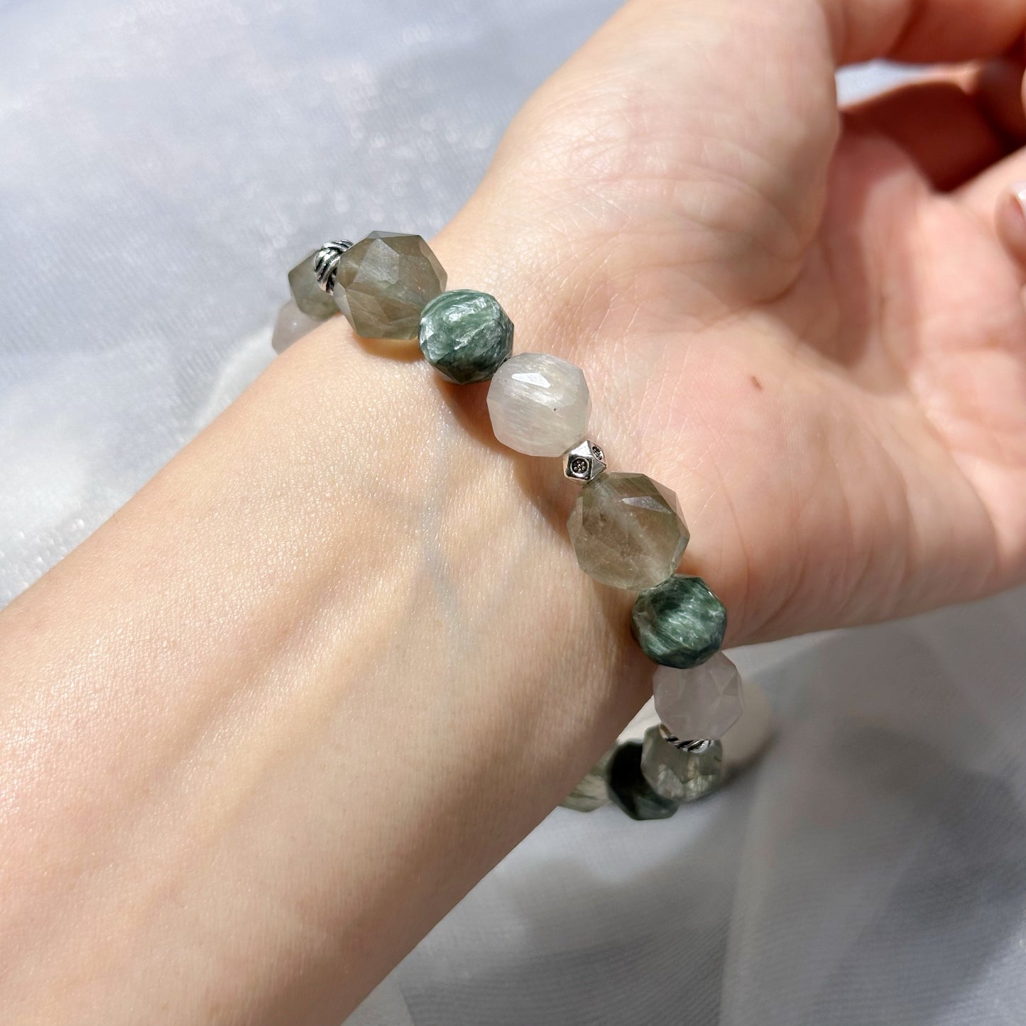 Rabbit Hair Rutilated x Green Rutilated x Seraphinite 兔毛水晶 x 綠髮晶 x 綠龍晶 | 原礦 raw-crystal | 側面角度 side angle