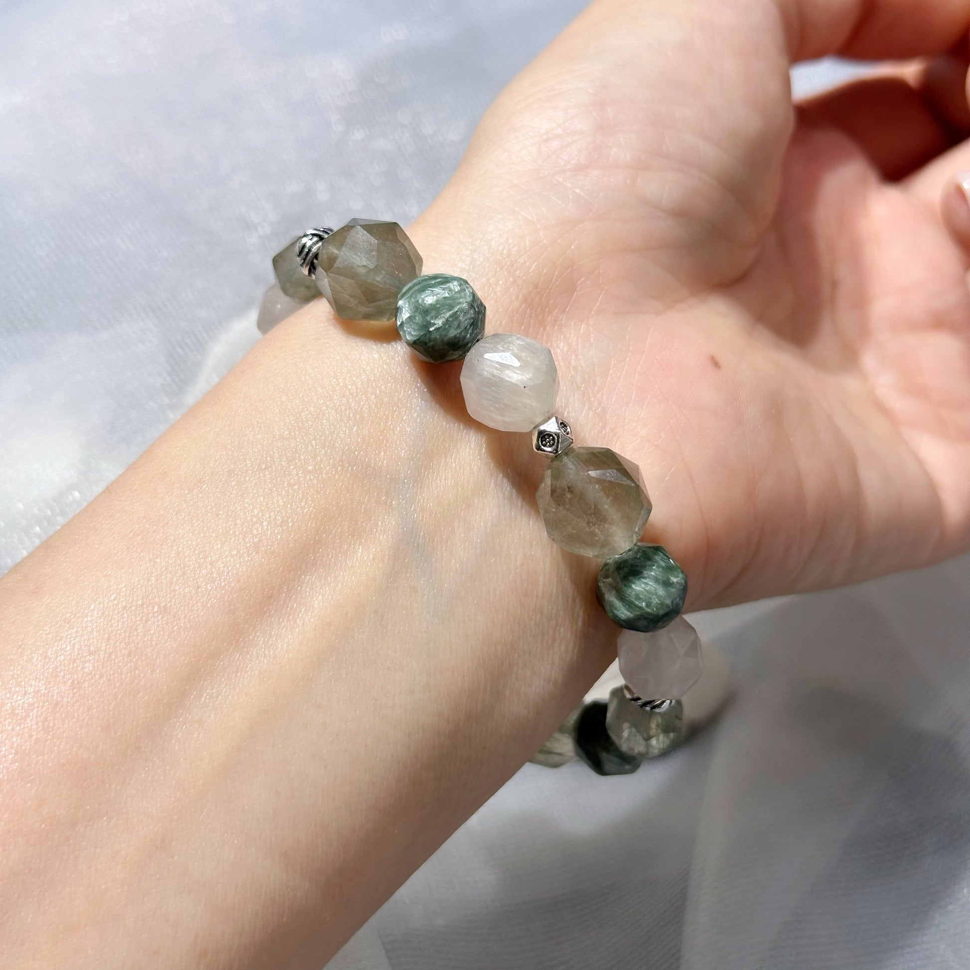 Rabbit Hair Rutilated x Green Rutilated x Seraphinite 兔毛水晶 x 綠髮晶 x 綠龍晶 | 原礦 raw-crystal | 側面角度 side angle
