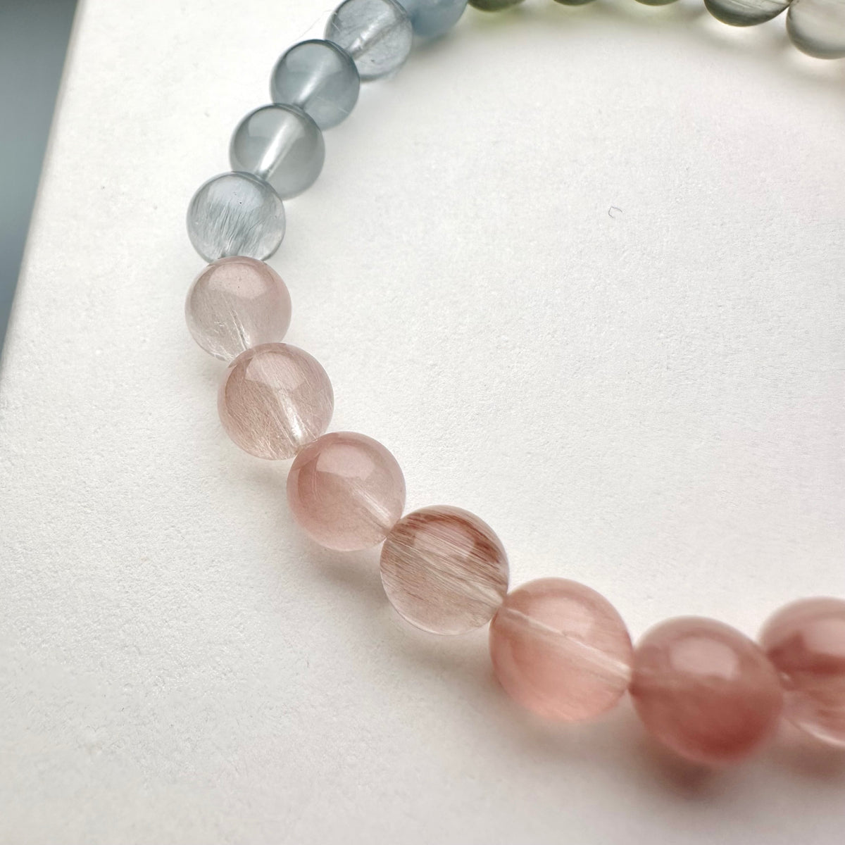 Rainbow Rabbit Hair Quartz 彩虹兔毛手串 | 手串 bracelet | 紋理特寫 texture detail