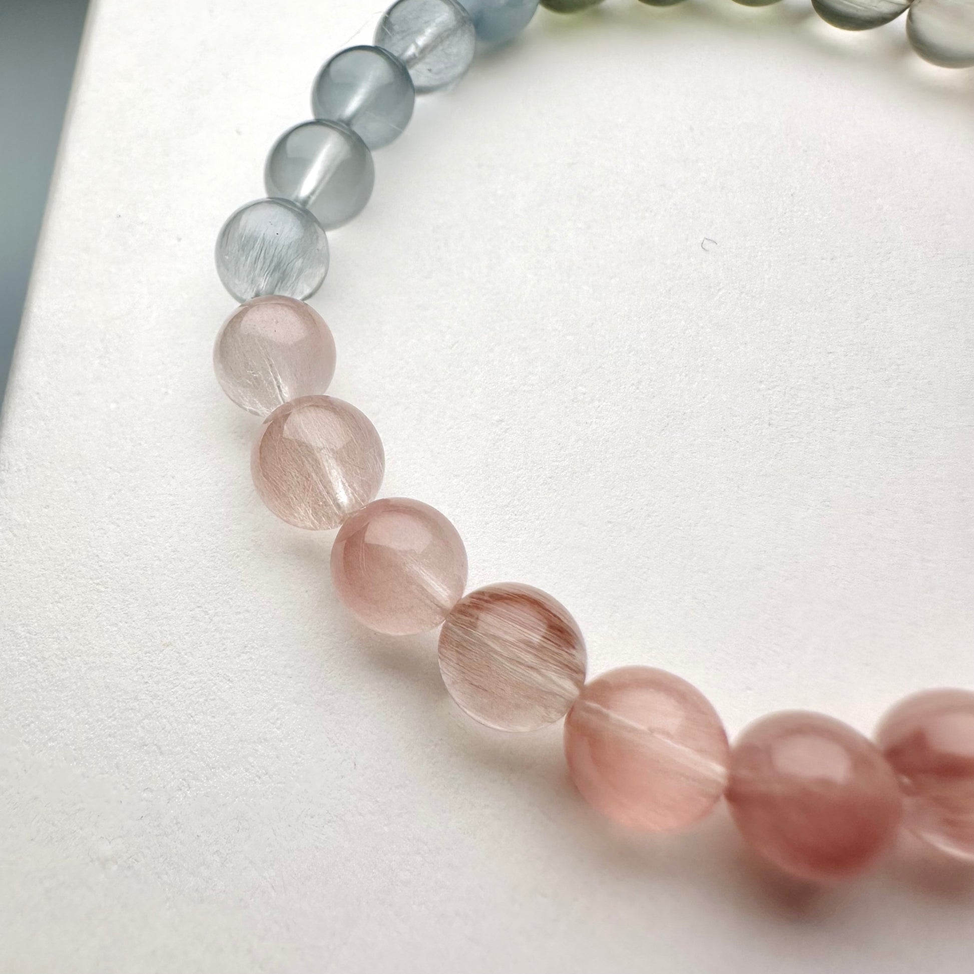 Rainbow Rabbit Hair Quartz 彩虹兔毛手串 | 手串 bracelet | 紋理特寫 texture detail
