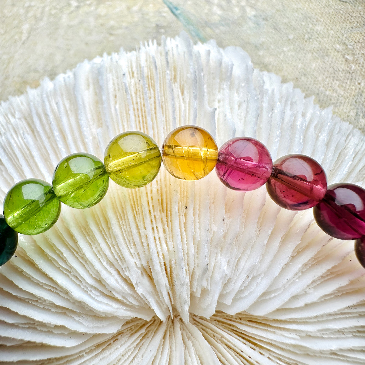Rainbow Tourmaline 彩虹碧璽 | 原礦 raw-crystal | 側面角度 side angle