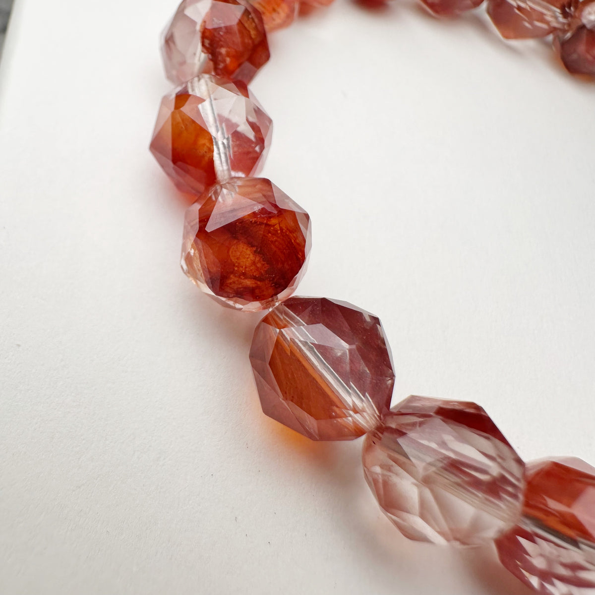 Red Hematoid Starcut Bracelet 紅錦鯉膠花水晶 | 手串 bracelet | 側面角度 side angle
