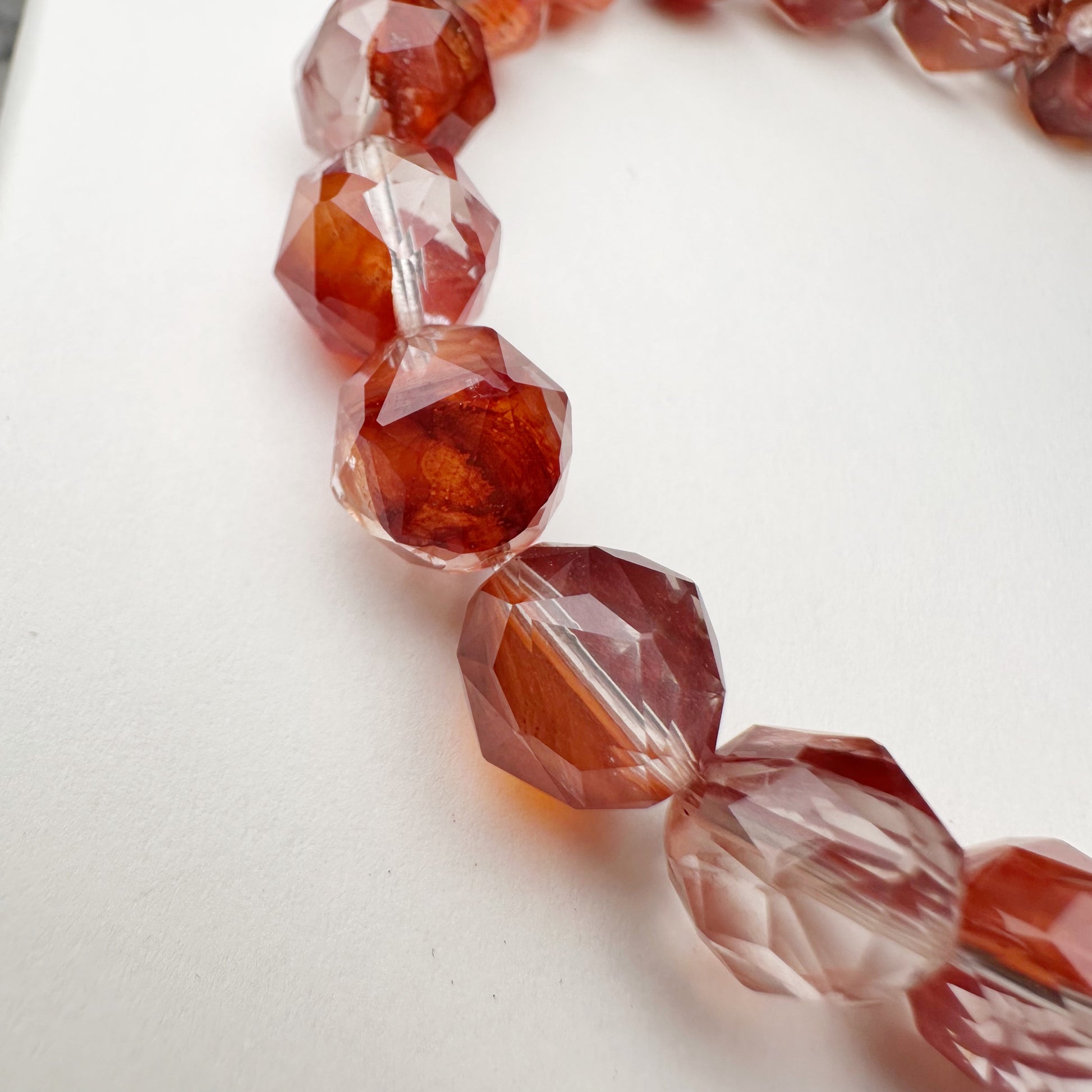 Red Hematoid Starcut Bracelet 紅錦鯉膠花水晶 | 手串 bracelet | 側面角度 side angle