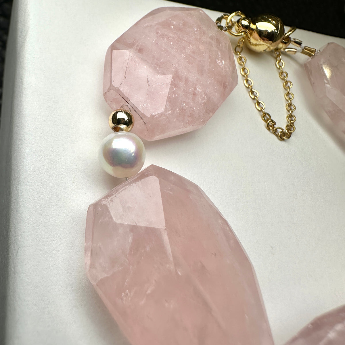 Rose Quart Faceted x Pearls Bracelet 切割款粉晶 珍珠花束手鏈 | 手串 bracelet | 側面角度 side angle