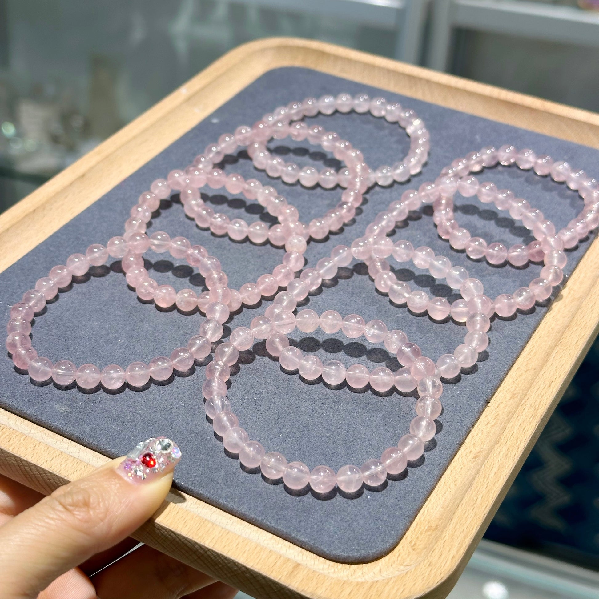 Rose Quartz Bracelet 馬達加斯加粉晶手串 | 手串 bracelet | 紋理特寫 texture detail
