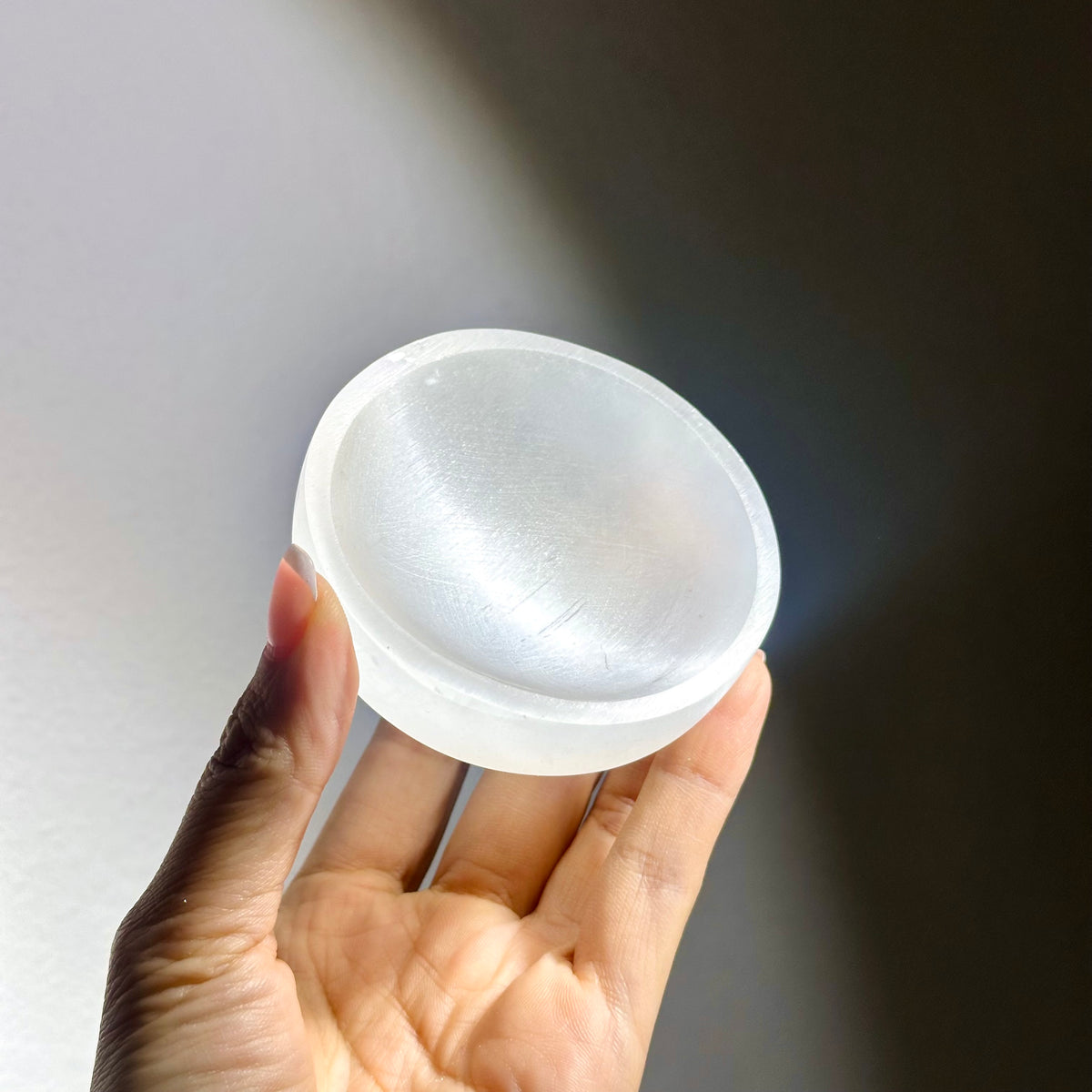 Selenite Bowl 透石膏小碗 | 碗 bowl | 側面角度 side angle