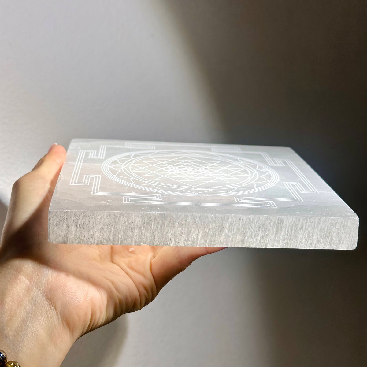 Selenite Plate Sri Yantra 透石膏板 | 板 plate | 側面角度 side angle