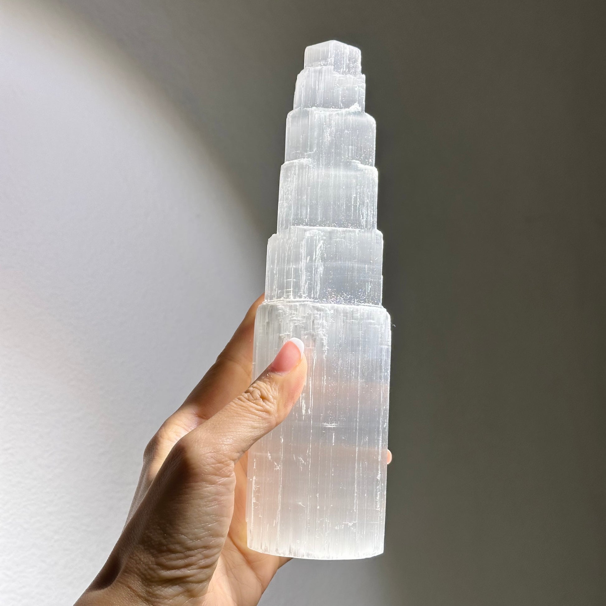 Selenite Tower(L) 透石膏柱(大) | 晶柱 crystal-point | 正面圖 front view