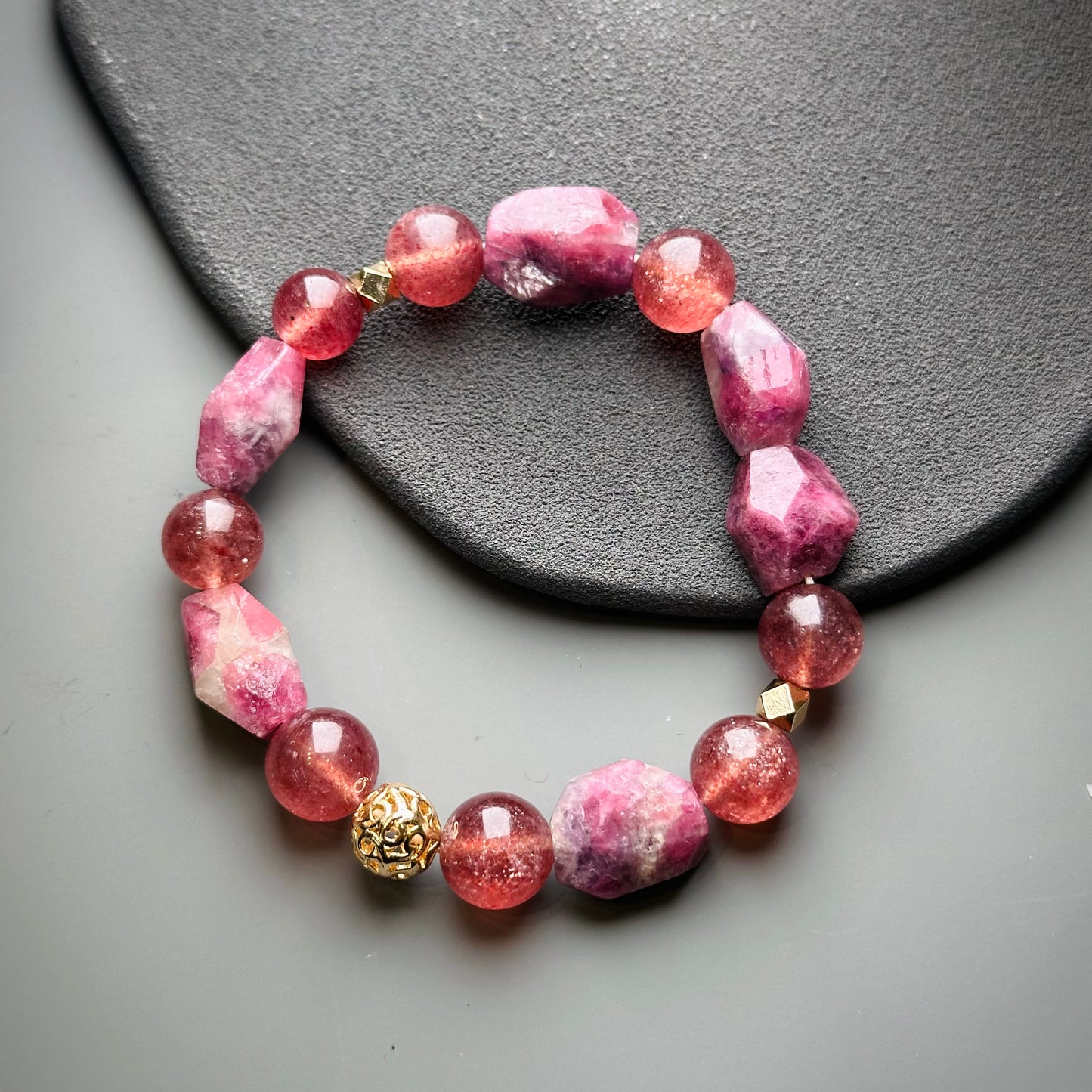 Strawberry Quartz & Tourmaline 草莓晶 梅花碧璽 | 原礦 raw-crystal | 細節特寫 close up detail