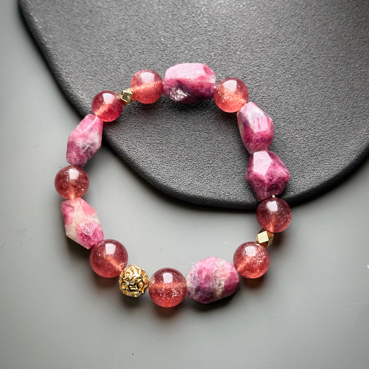 Strawberry Quartz & Tourmaline 草莓晶 梅花碧璽 | 原礦 raw-crystal | 細節特寫 close up detail