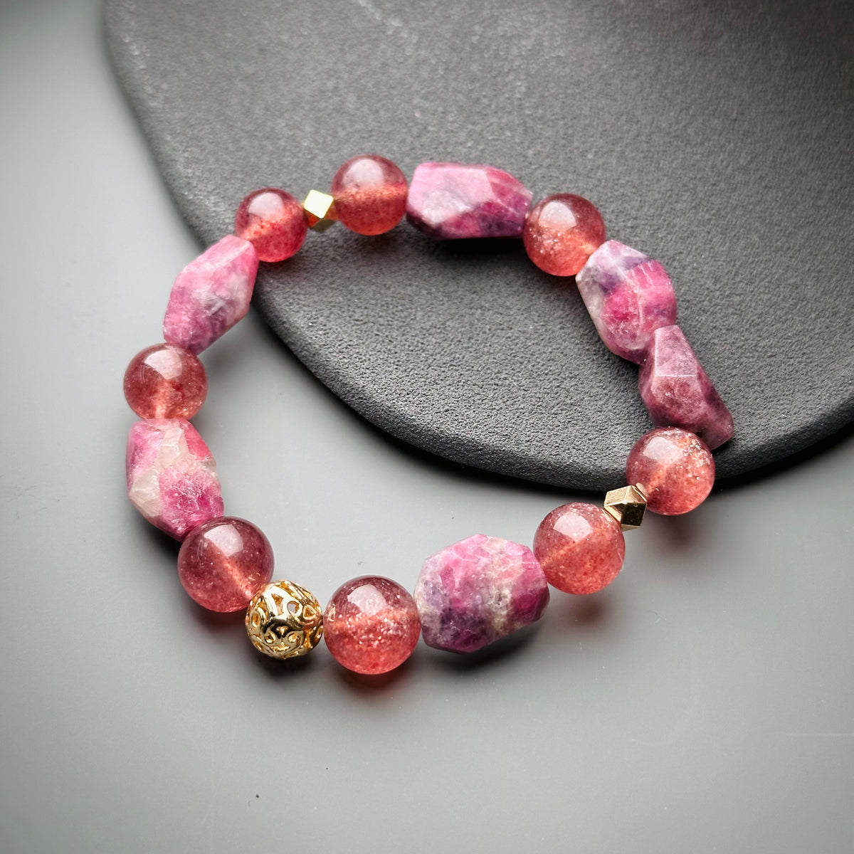 Strawberry Quartz & Tourmaline 草莓晶 梅花碧璽 | 原礦 raw-crystal | 正面圖 front view