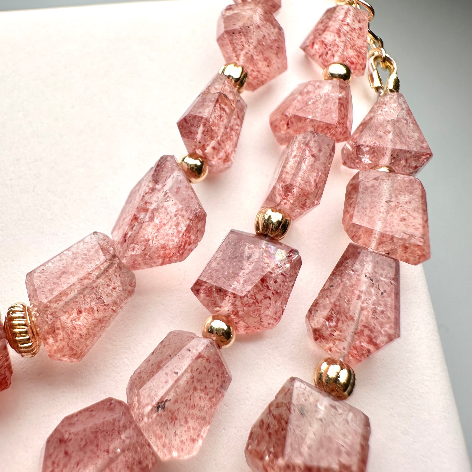 Strawberry Quartz x Red Super Seven 草莓晶x紅超七 | 原礦 raw-crystal | 紋理特寫 texture detail