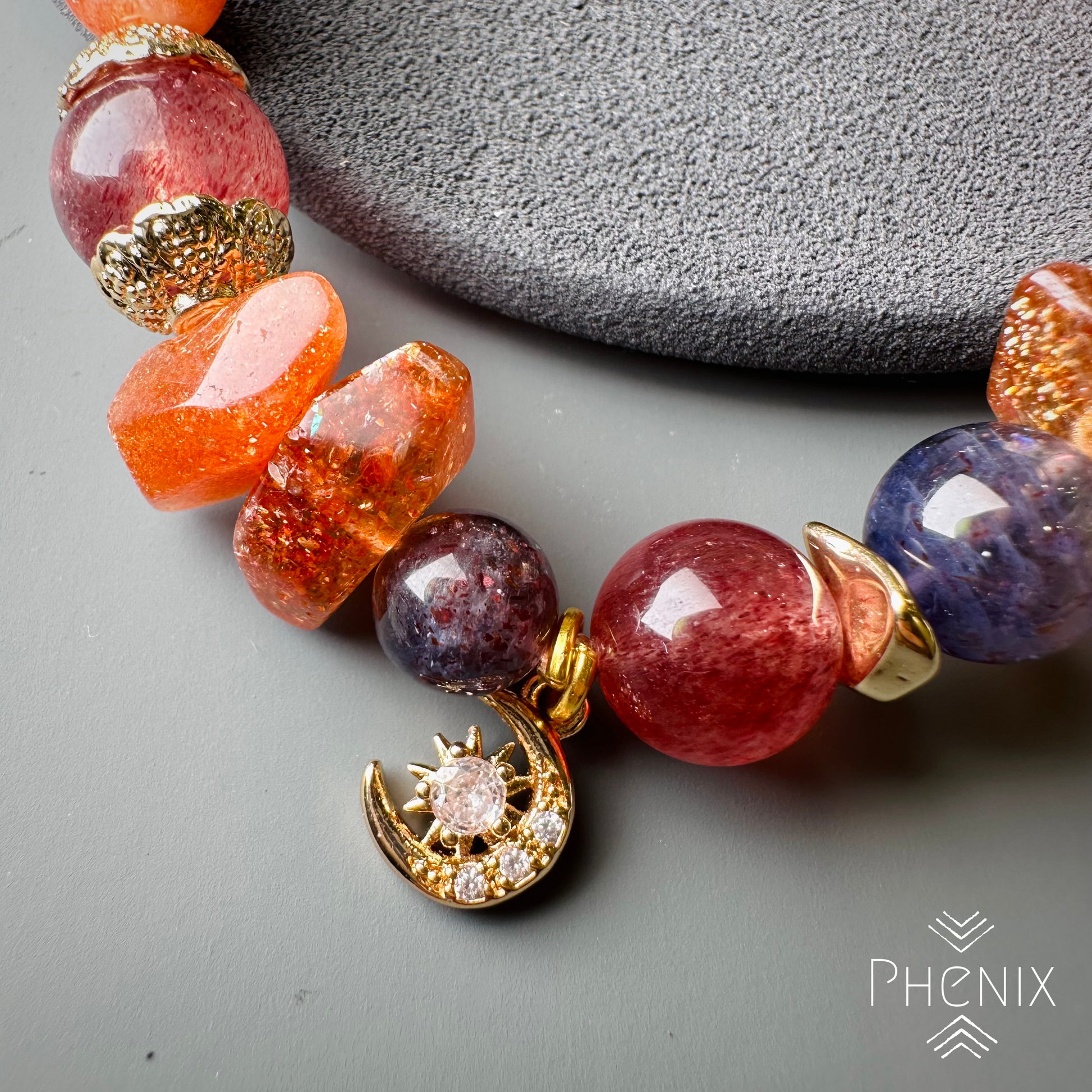 Sunstone Iolite Strawberry Quartz Bracelet 金太陽 堇青 草莓晶 手串 | 手串 bracelet | 側面角度 side angle