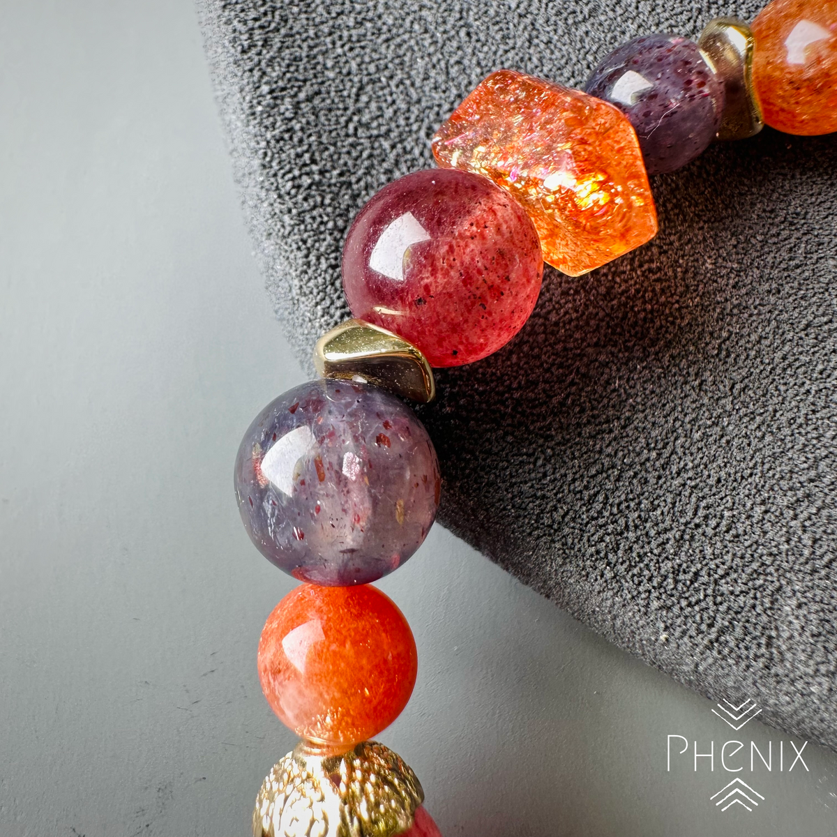 Sunstone Iolite Strawberry Quartz Bracelet 金太陽 堇青 草莓晶 手串 | 手串 bracelet | 紋理特寫 texture detail