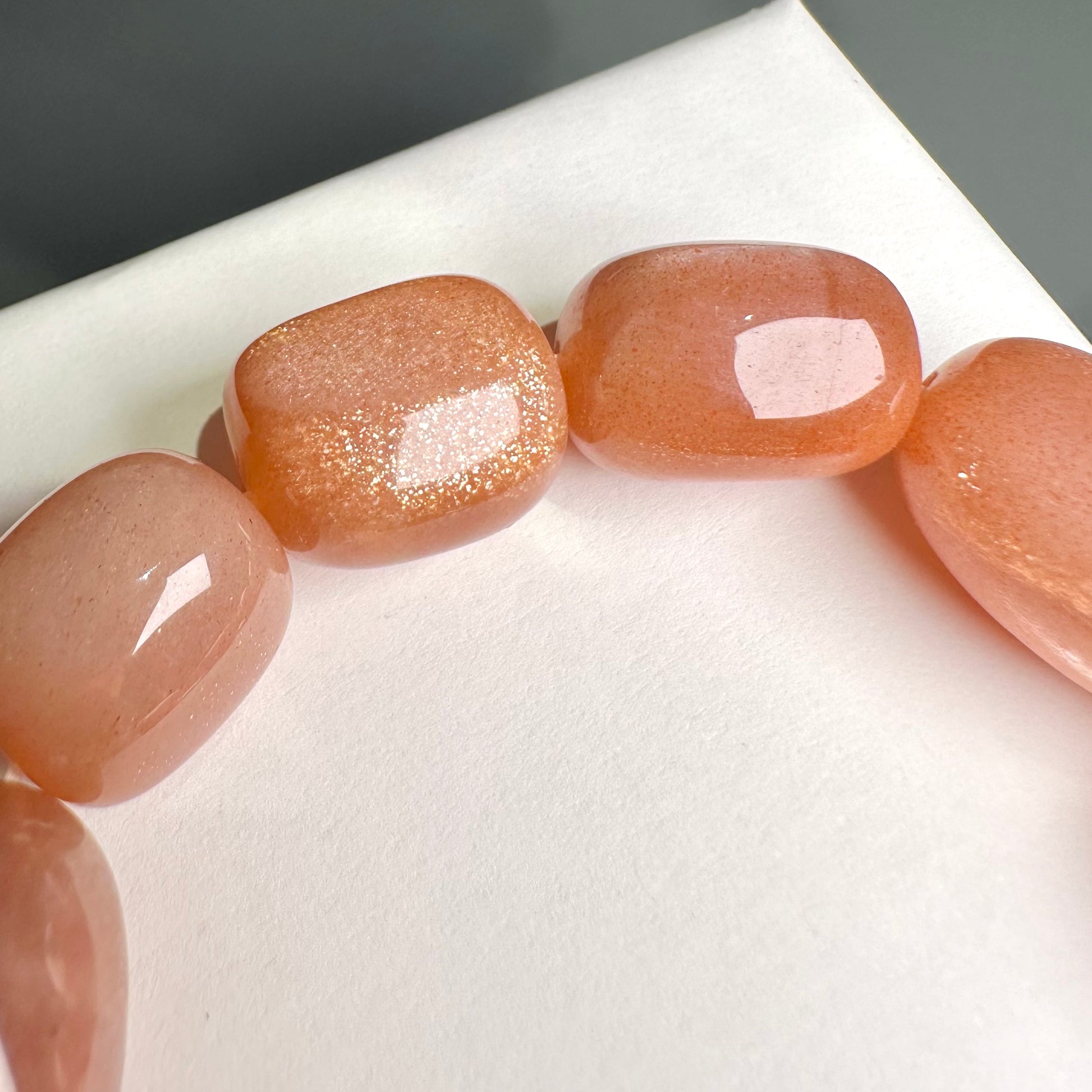 Sunstone Irregular 太陽石隨形手串 | 手串 bracelet | 側面角度 side angle