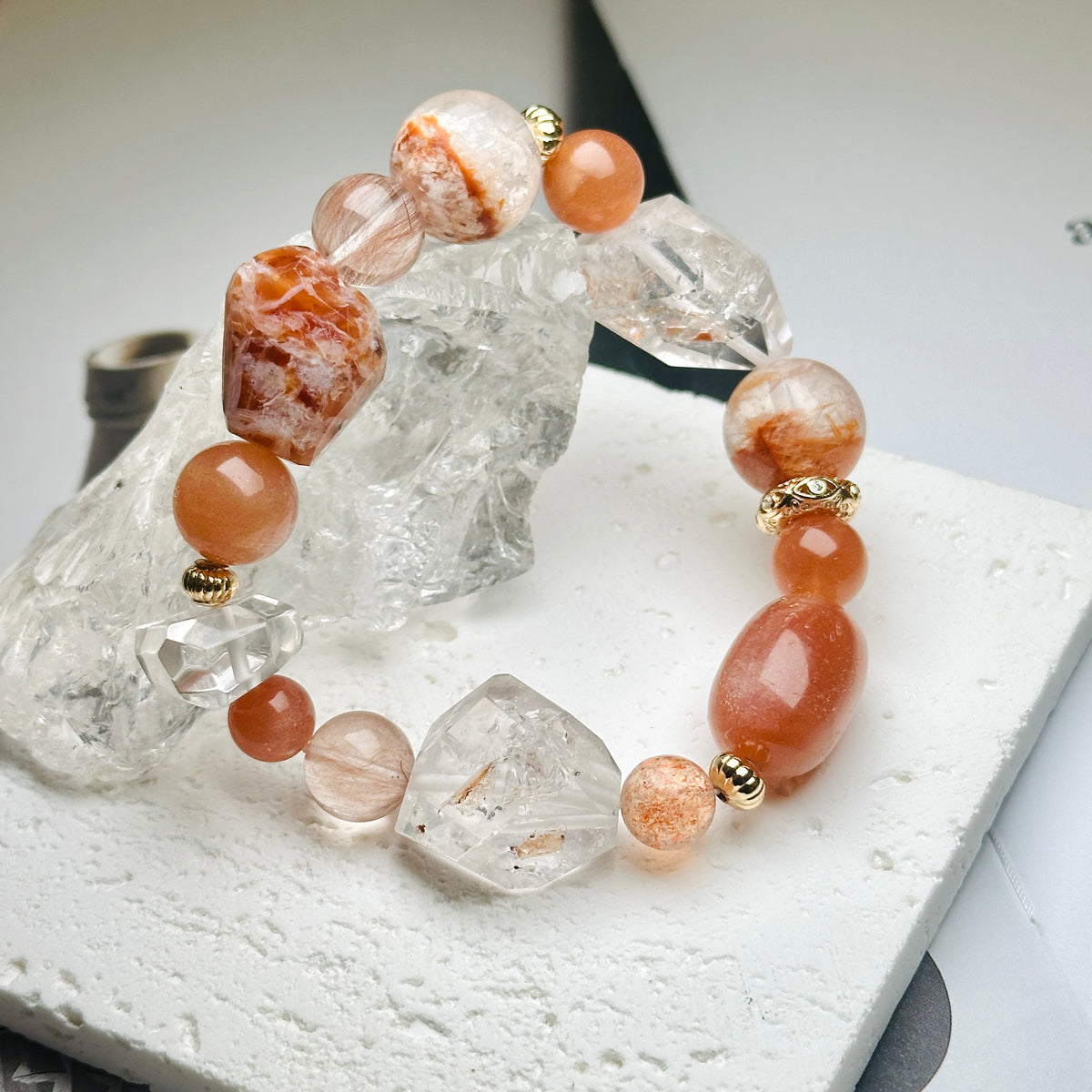 Sunstone & Skeleton Quartz & Rabbit Hair Quartz & Brandy Opal Design Bracelet 太陽石 骸骨水晶 兔毛水晶 絲雲母 設計款手串 | 手串 bracelet | 細節特寫 close up detail