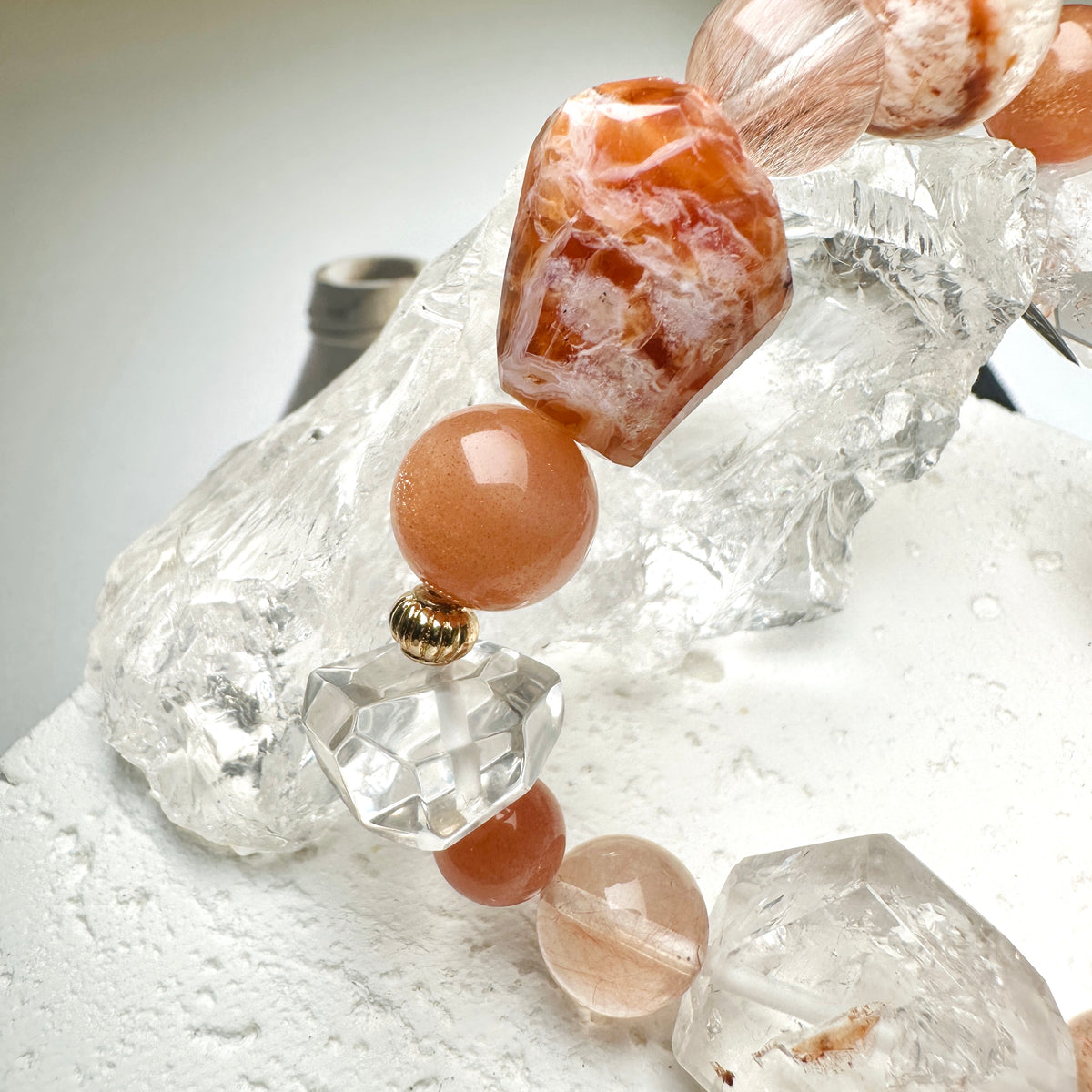 Sunstone & Skeleton Quartz & Rabbit Hair Quartz & Brandy Opal Design Bracelet 太陽石 骸骨水晶 兔毛水晶 絲雲母 設計款手串 | 手串 bracelet | 紋理特寫 texture detail