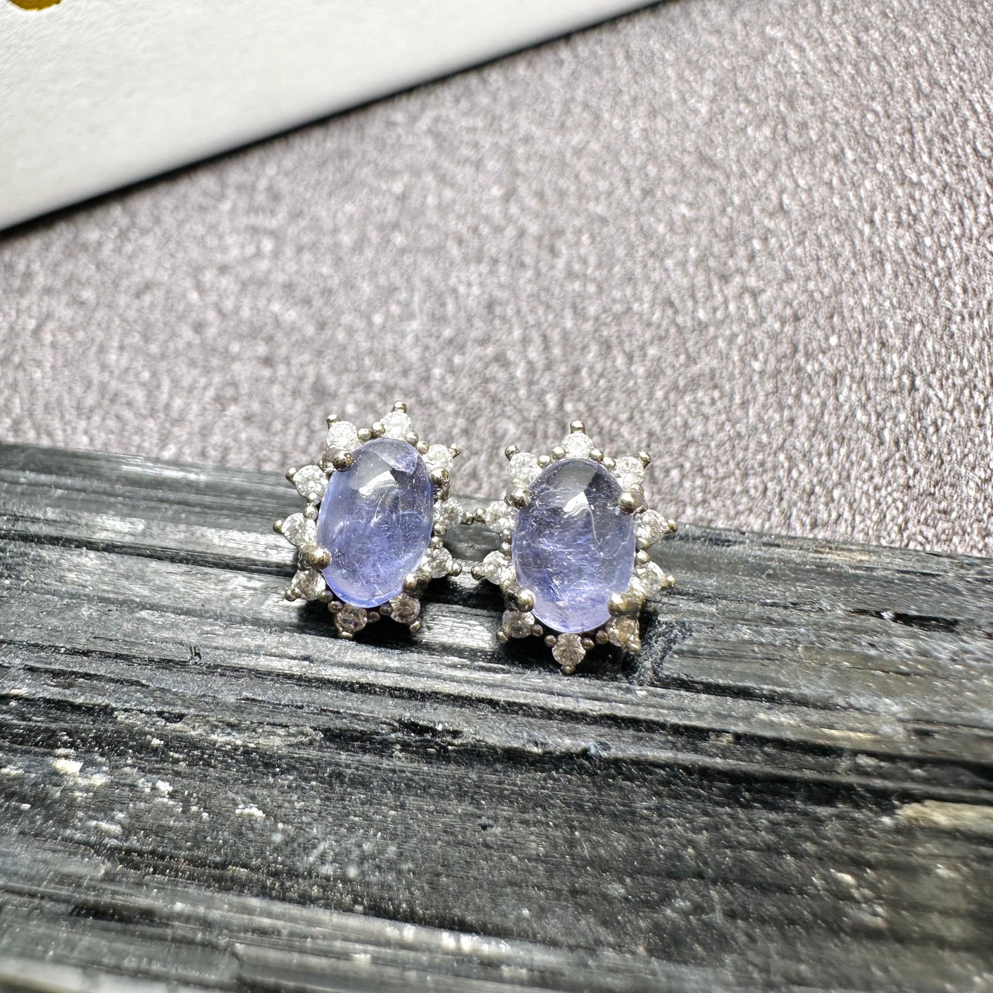 Tanzanite Earrings 坦桑石耳環 | 耳飾 earrings | 側面角度 side angle