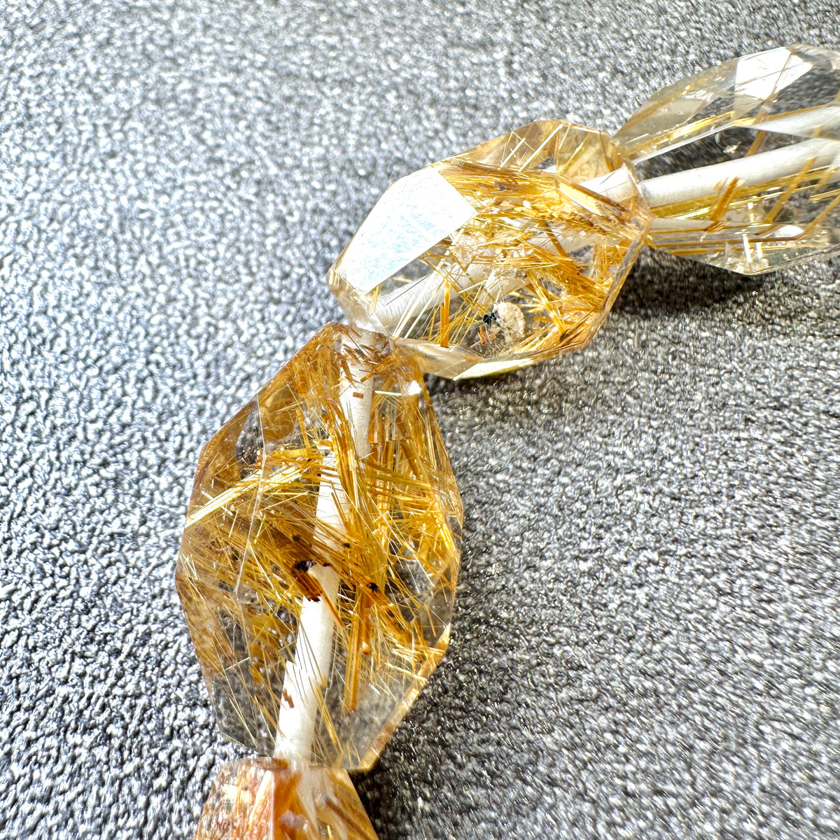 TOP Gold Rutilated Quartz Faceted 頂級金髮晶切割款 | 原礦 raw-crystal | 側面角度 side angle