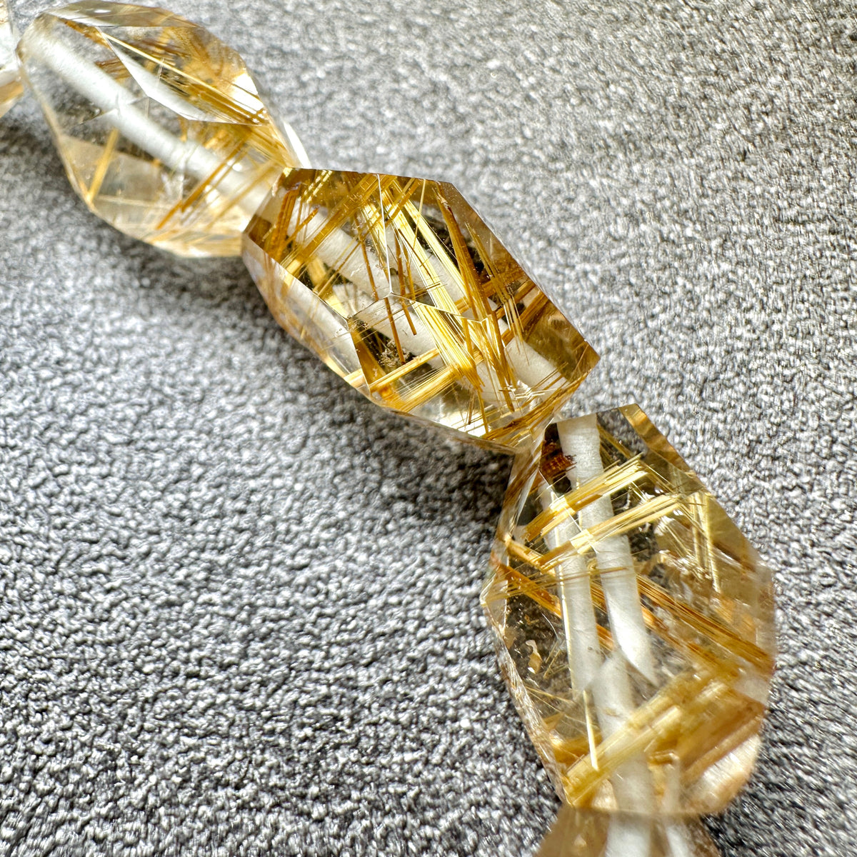 TOP Gold Rutilated Quartz Faceted 頂級金髮晶切割款 | 原礦 raw-crystal | 紋理特寫 texture detail