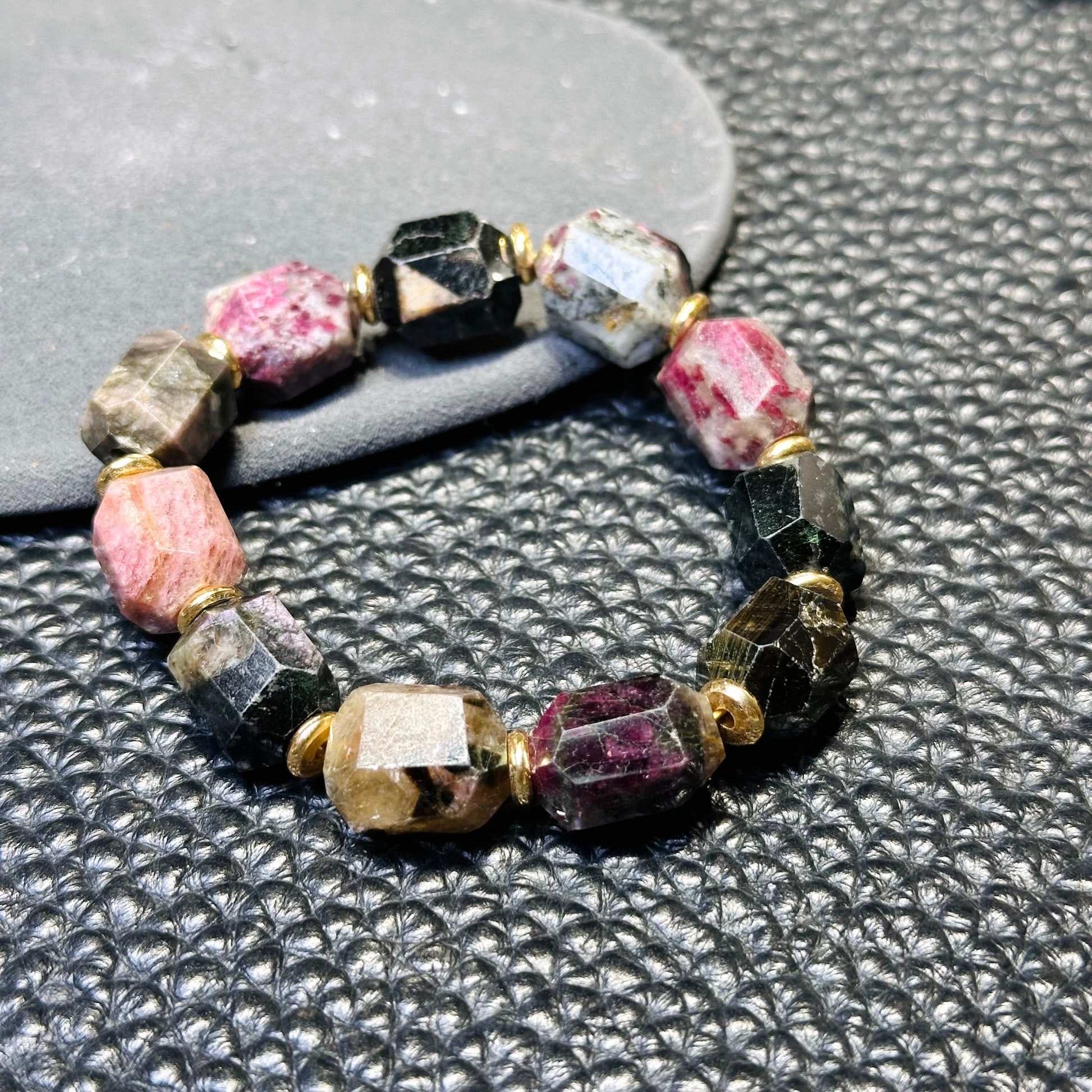 Tourmaline Faceted 碧璽切割款 | 原礦 raw-crystal | 細節特寫 close up detail