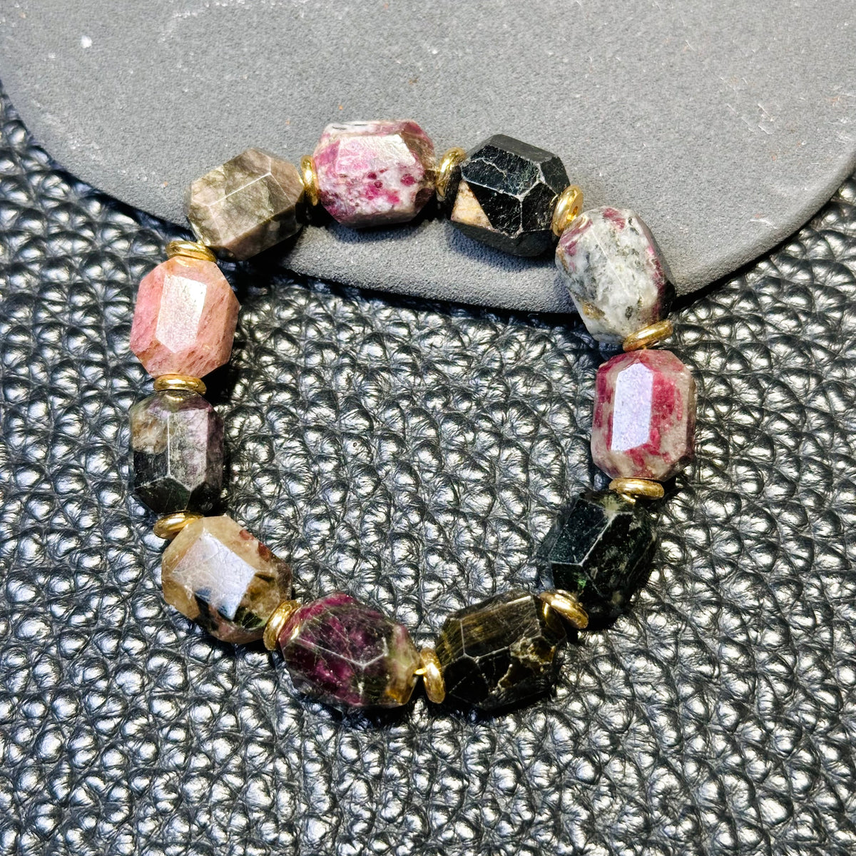 Tourmaline Faceted 碧璽切割款 | 原礦 raw-crystal | 側面角度 side angle