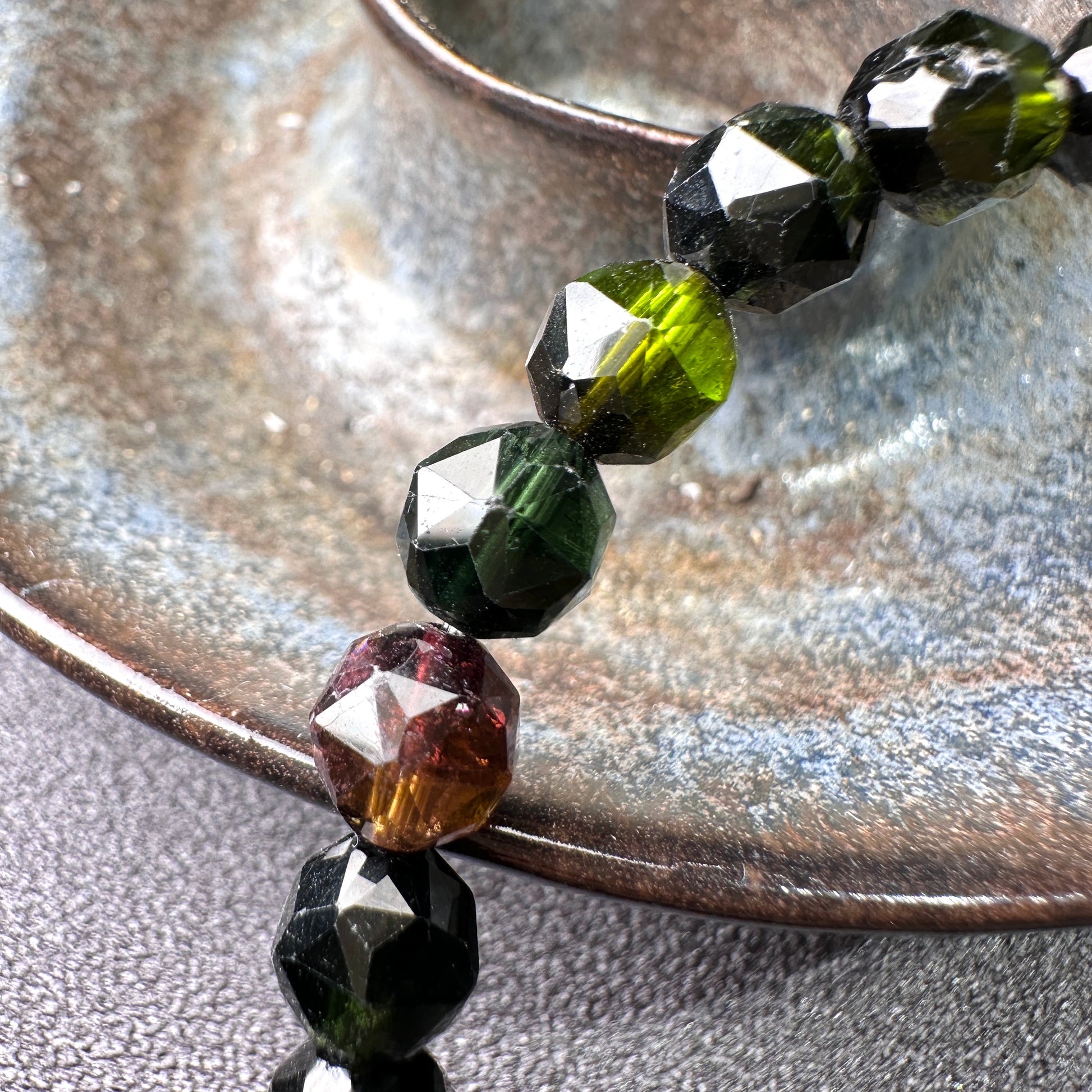Tourmaline Starcut 黑玫瑰碧璽 | 星切水晶 star-cut-crystal | 側面角度 side angle